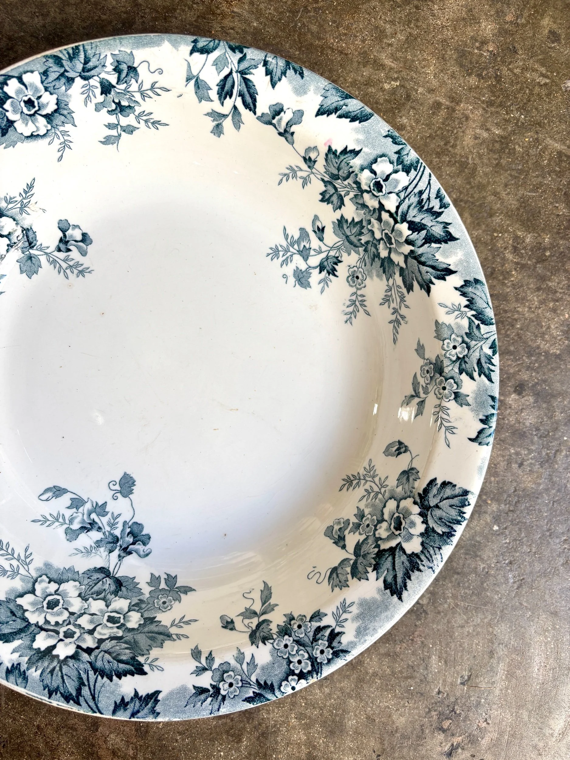 plat-rond-creux-saint-amand-hamage-marie-louise-terre-de-fer-blanc-bleu-vaisselle-vintage-axs-design-paris-france