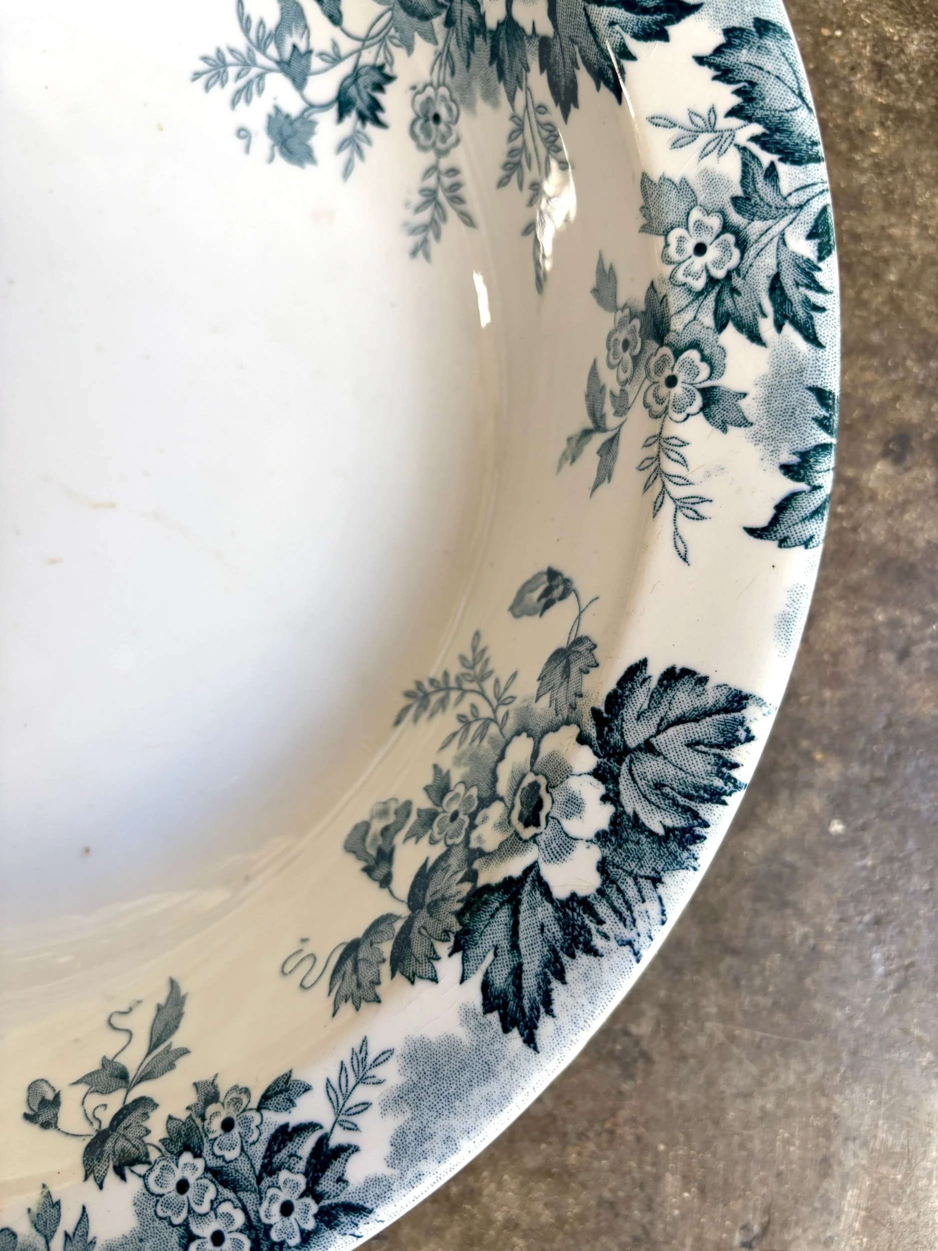 plat-rond-creux-saint-amand-hamage-marie-louise-terre-de-fer-blanc-bleu-vaisselle-vintage-axs-design-paris-france