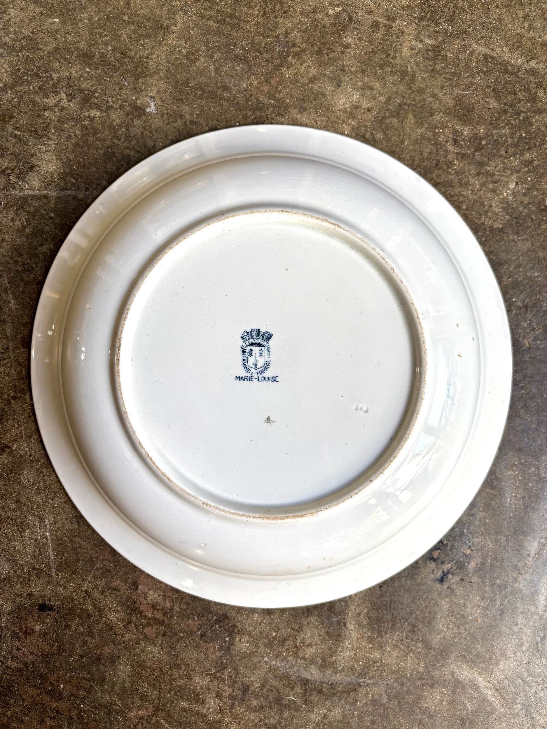 plat-rond-creux-saint-amand-hamage-marie-louise-terre-de-fer-blanc-bleu-vaisselle-vintage-axs-design-paris-france
