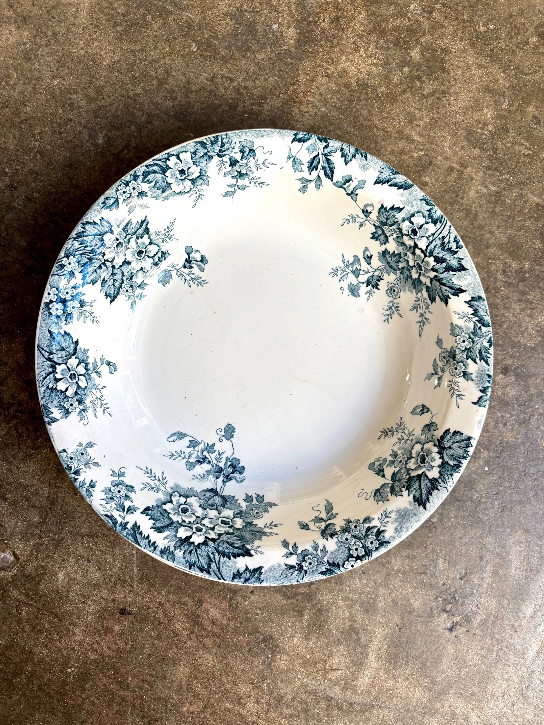 plat-rond-creux-saint-amand-hamage-marie-louise-terre-de-fer-blanc-bleu-vaisselle-vintage-axs-design-paris-france