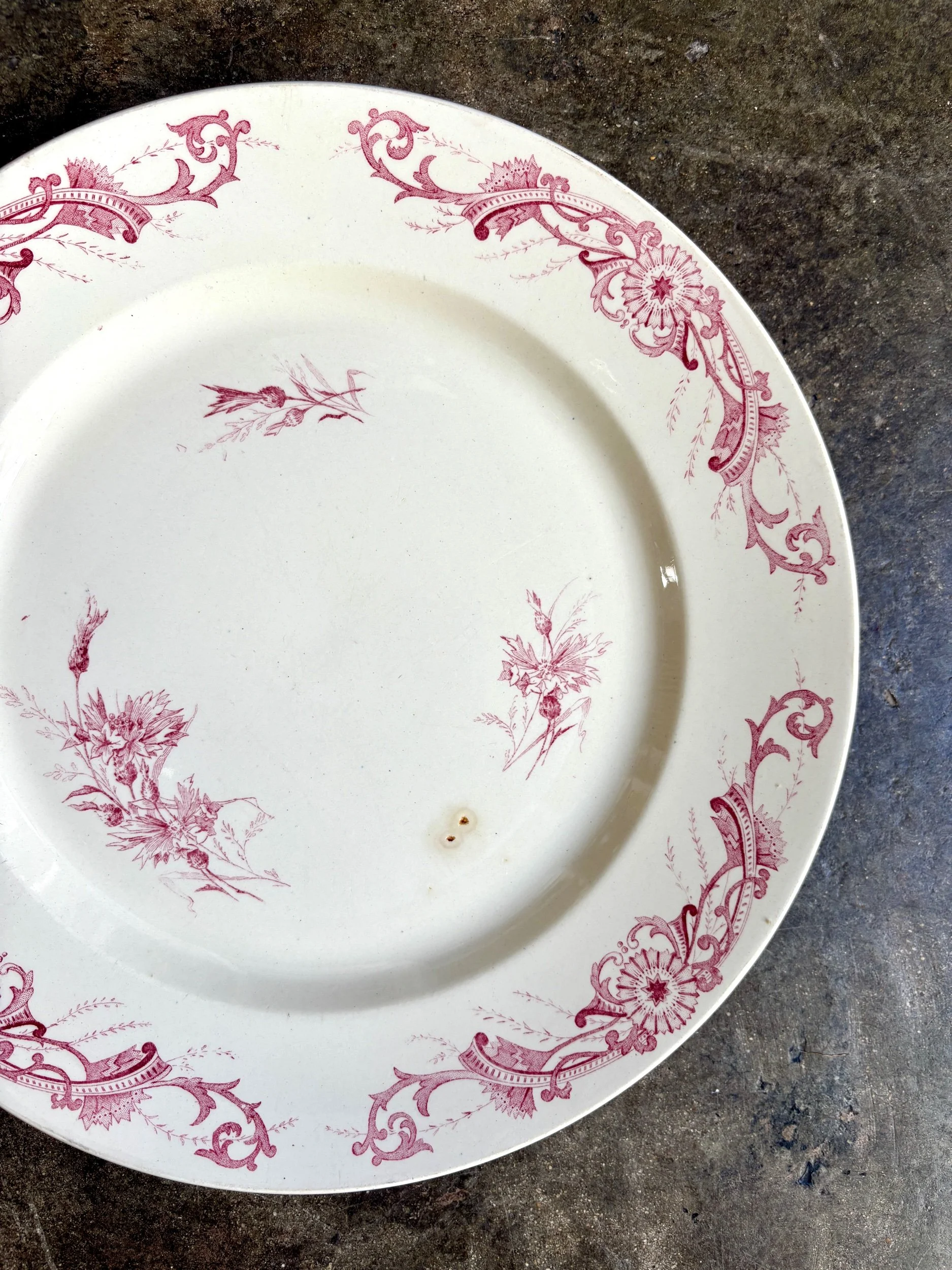 plat-rond-creil-montereau-centauree-rose-terre-fer-vaisselle-vintage-axs-design-paris-france