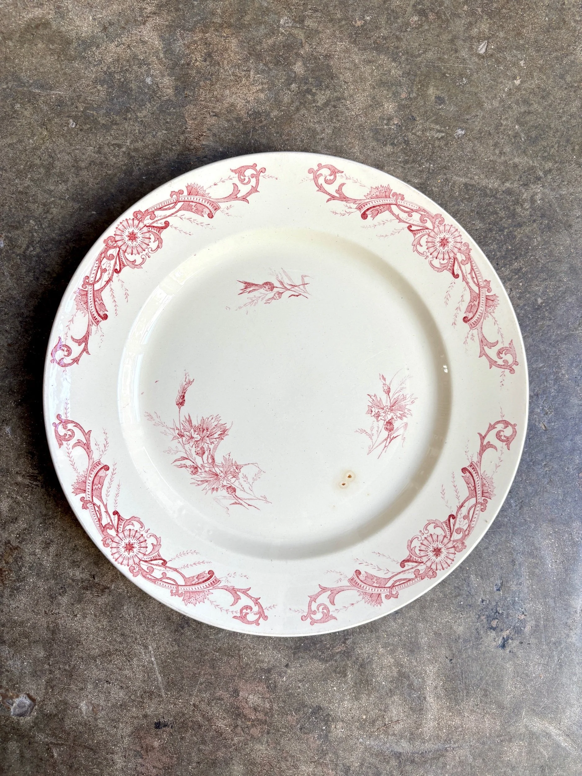 plat-rond-creil-montereau-centauree-rose-terre-fer-vaisselle-vintage-axs-design-paris-france