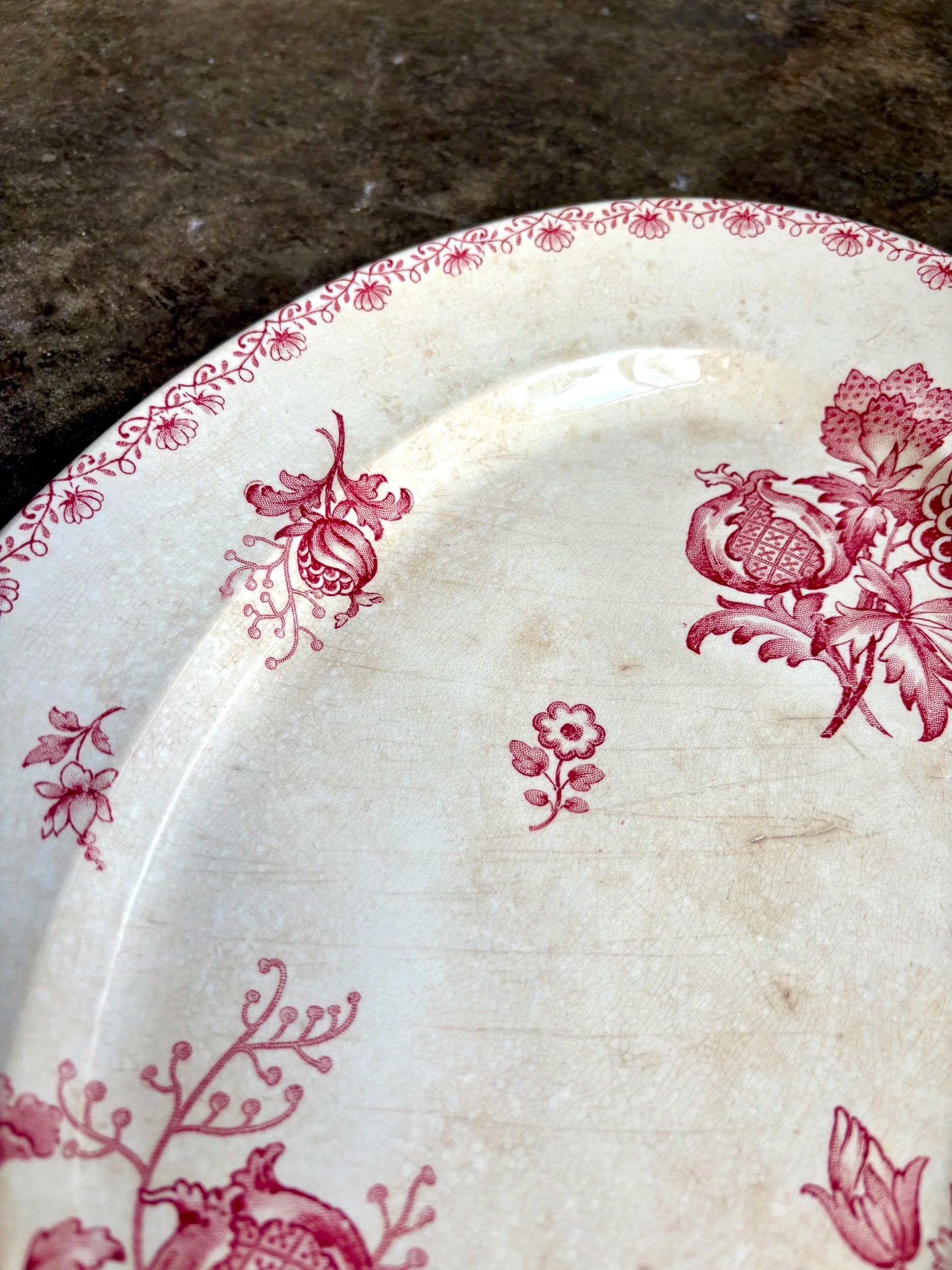 plat-ovale-sarreguemines-alma-terre-de-fer-blanc-rose-vaisselle-vintage-axs-design-paris-france