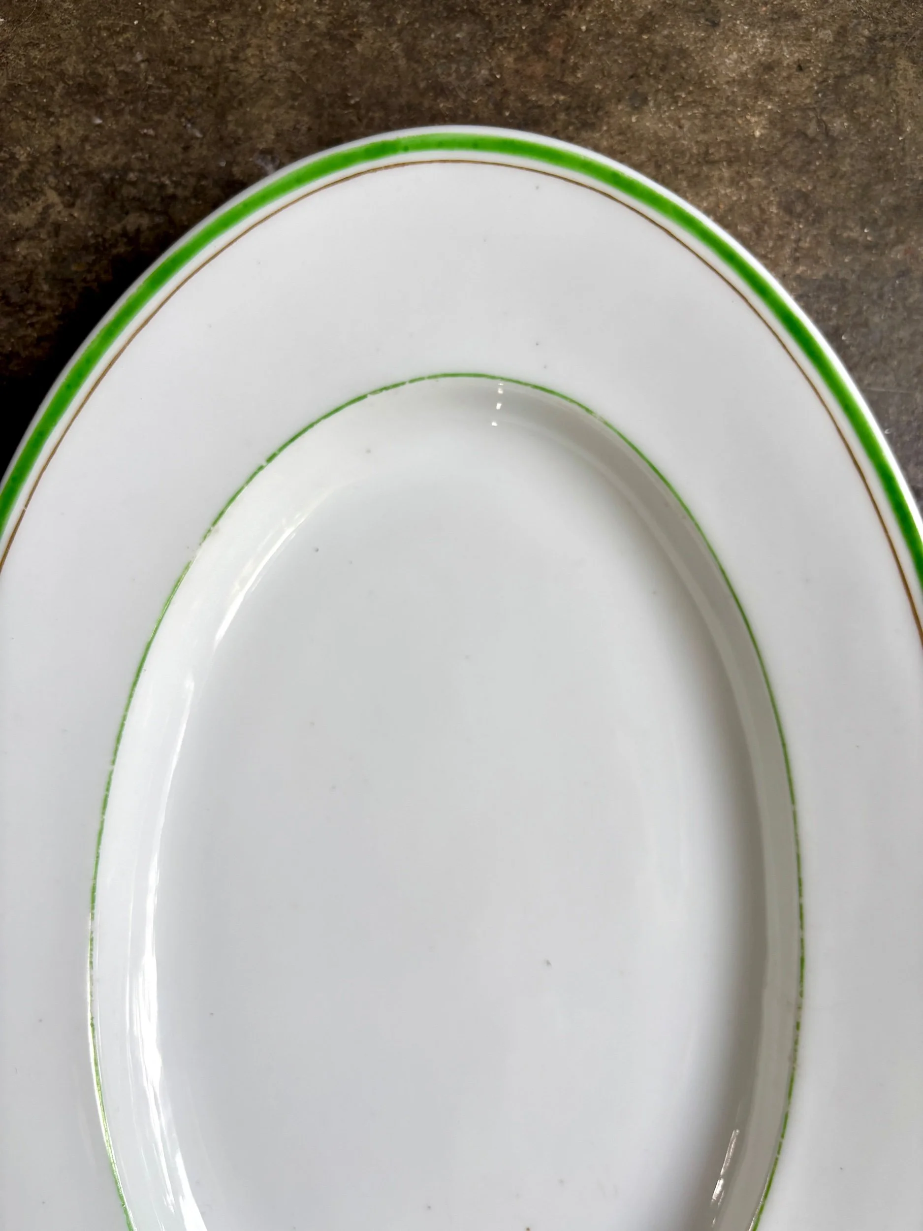plat-ovale-porcelaine-blanc-vert-dore-vaisselle-vintage-axs-design-paris-france