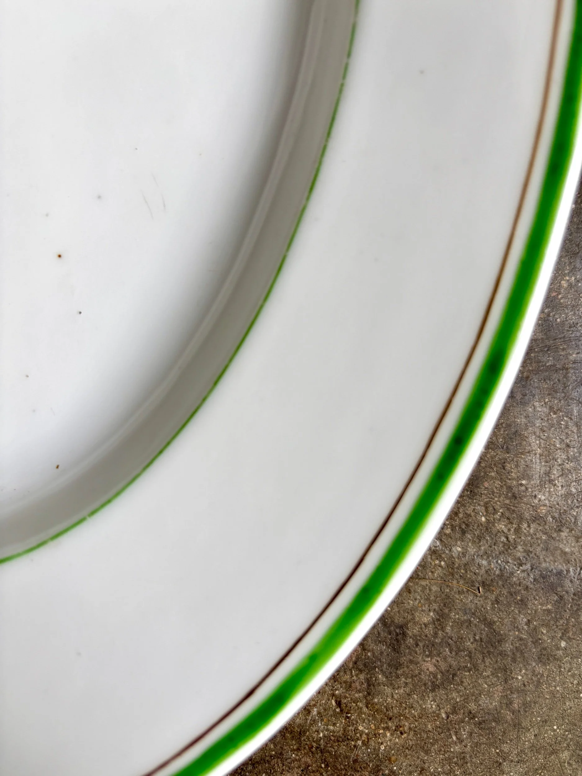 plat-ovale-porcelaine-blanc-vert-dore-vaisselle-vintage-axs-design-paris-france