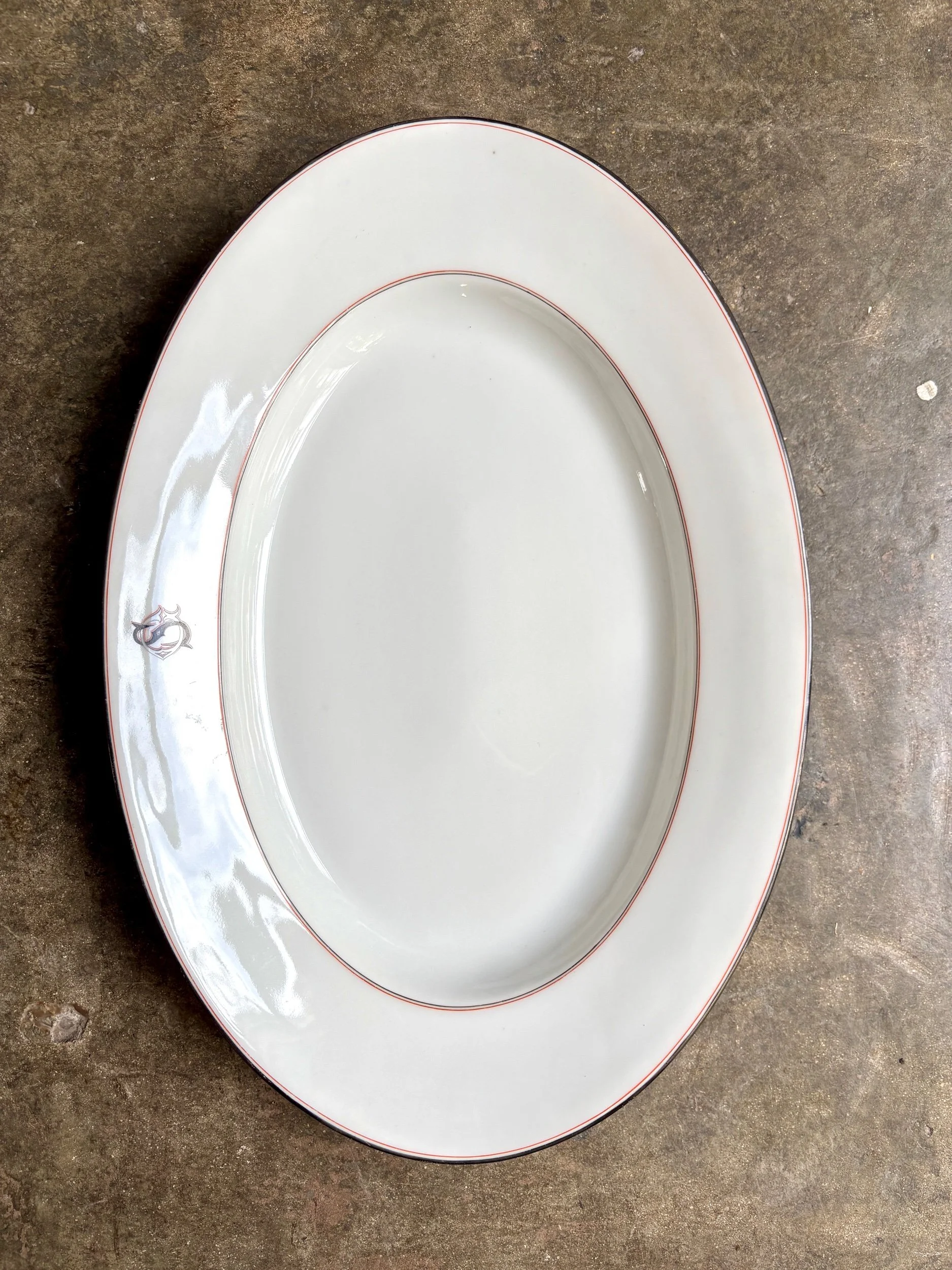 plat-ovale-porcelaine-blanc-noir-rouge-vaisselle-vintage-axs-design-paris-france