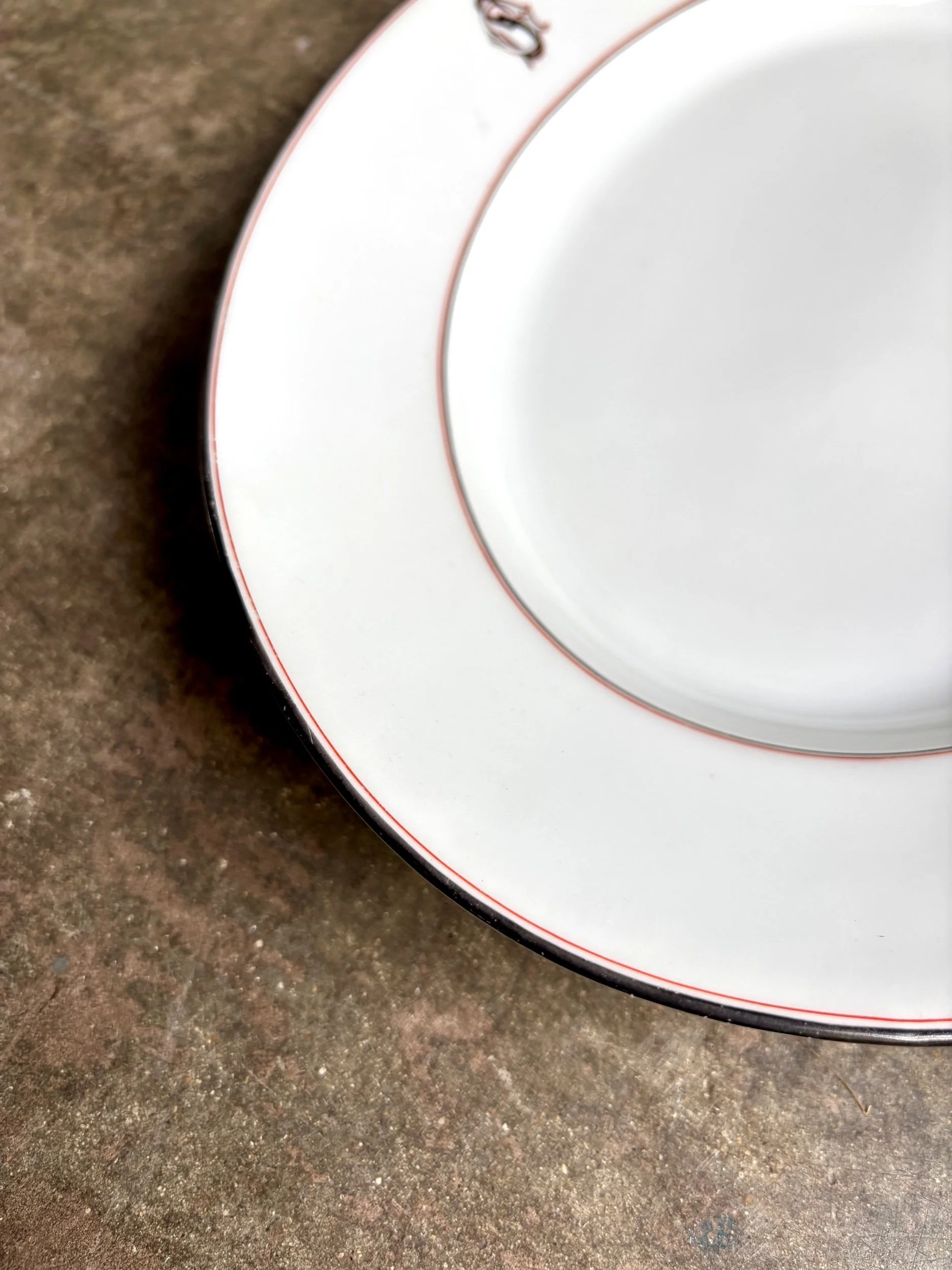 plat-ovale-porcelaine-blanc-noir-rouge-vaisselle-vintage-axs-design-paris-france