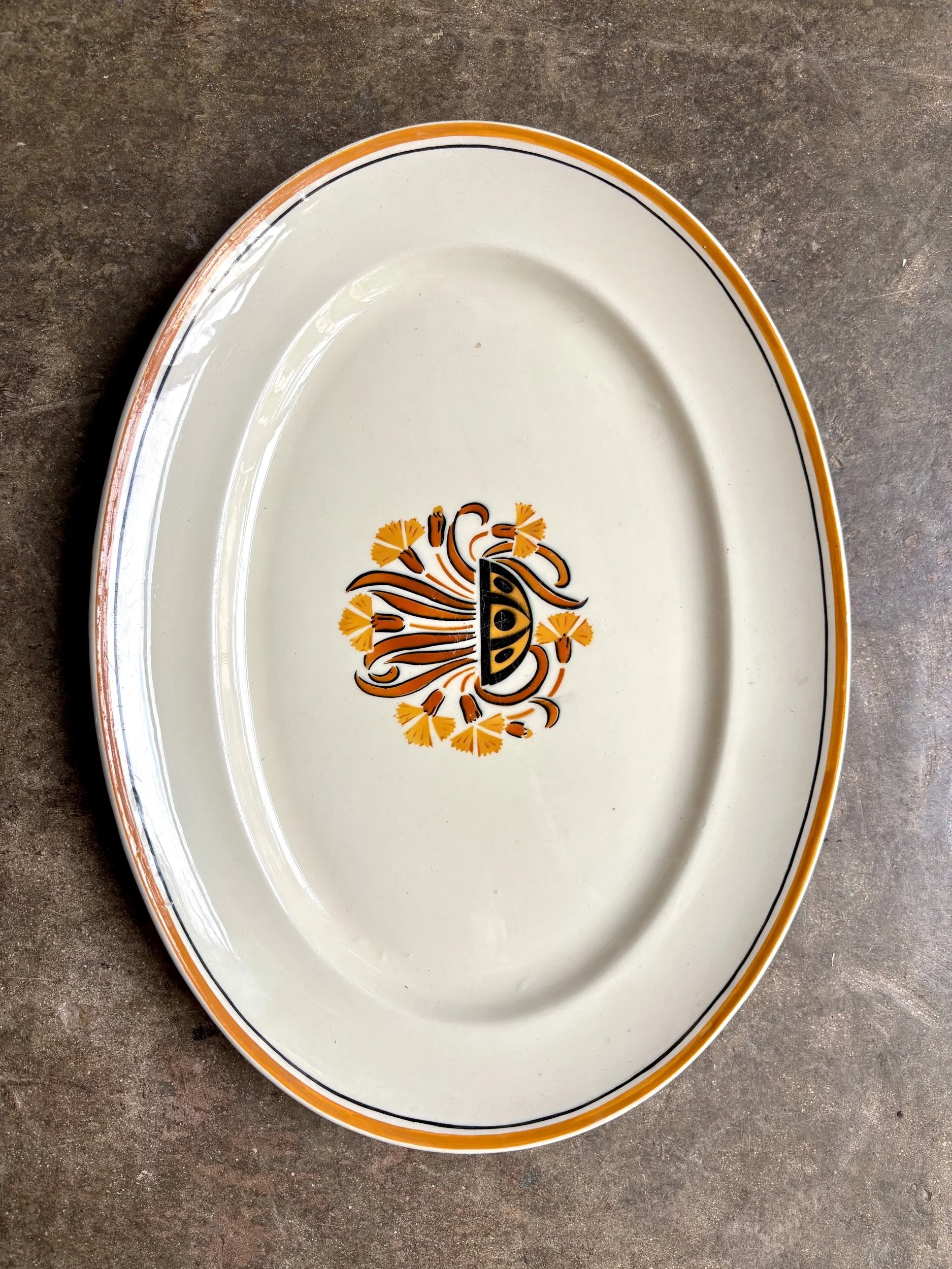Plat-ovale-creil-montereau-oeillets-terre-de-fer-beige-ocre-marron-vaisselle-vintage-axs-design-paris-france