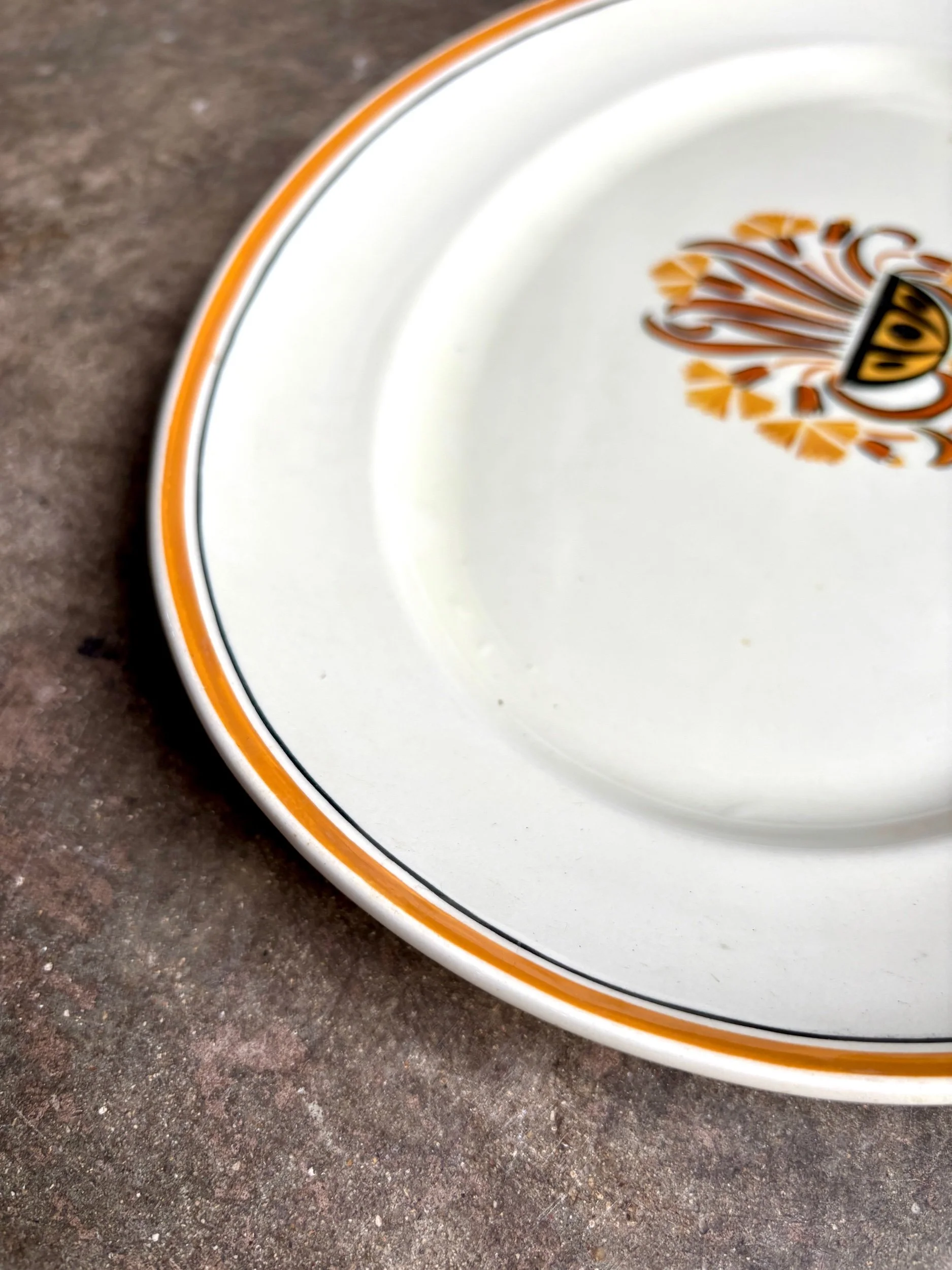 Plat-ovale-creil-montereau-oeillets-terre-de-fer-beige-ocre-marron-vaisselle-vintage-axs-design-paris-france