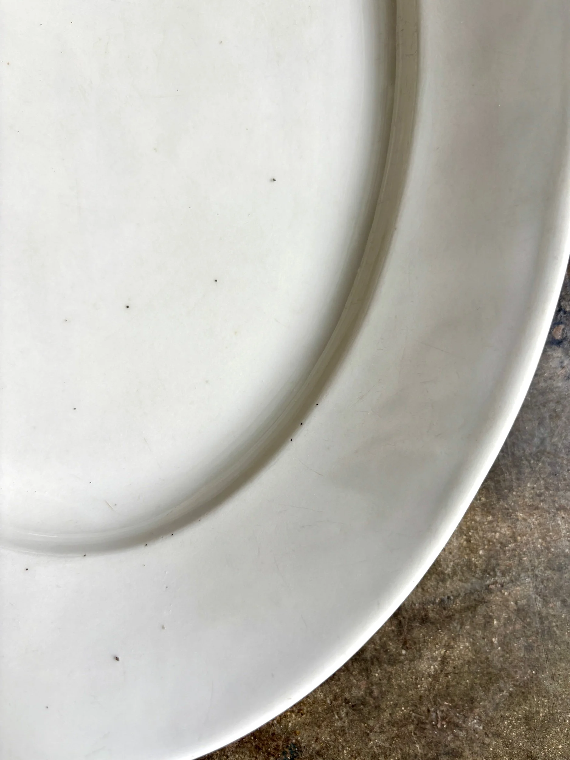 plat-ovale-terre-de-fer-blanc-vaisselle-vintage-axs-design-paris-france