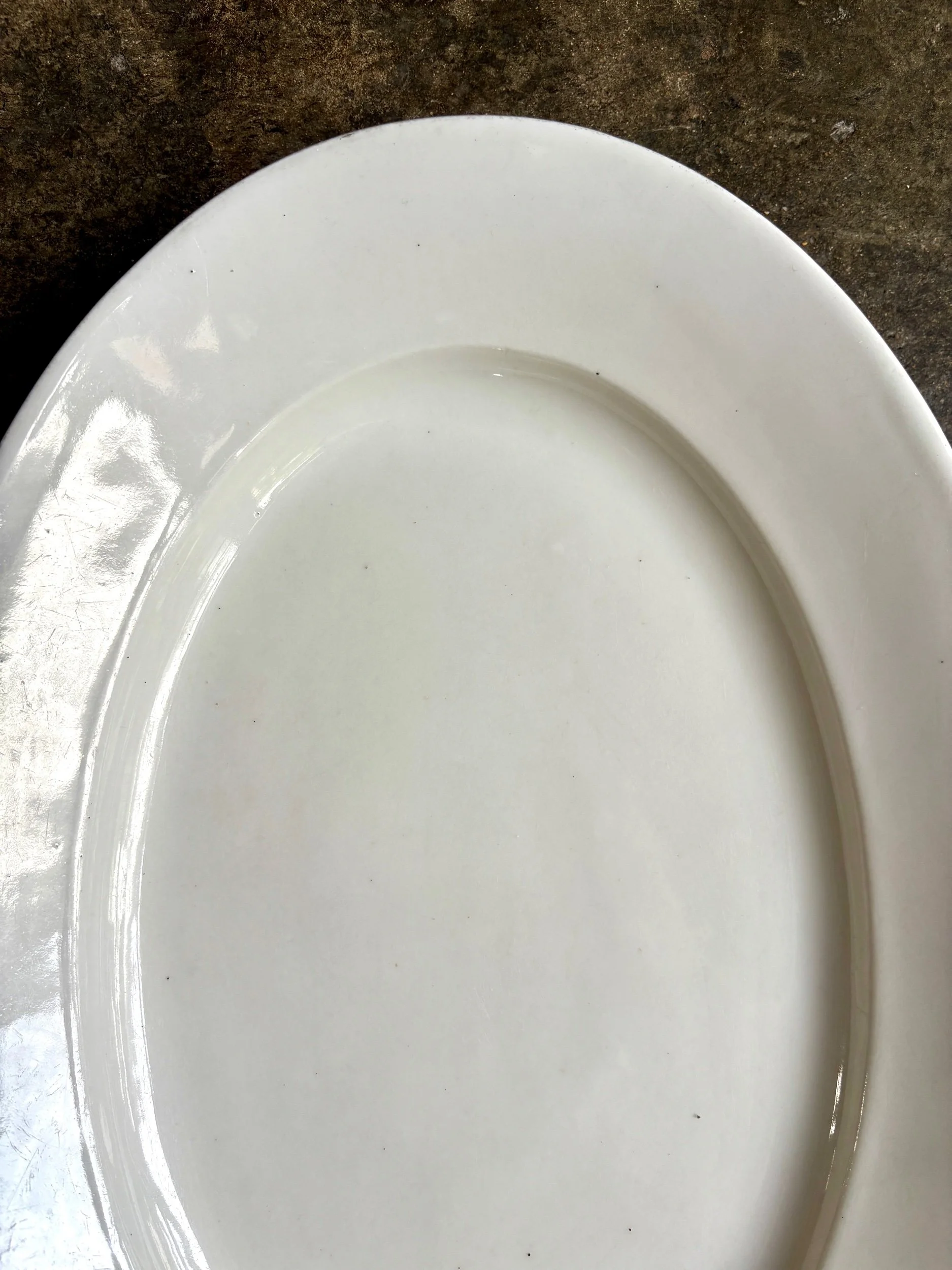 plat-ovale-terre-de-fer-blanc-vaisselle-vintage-axs-design-paris-france