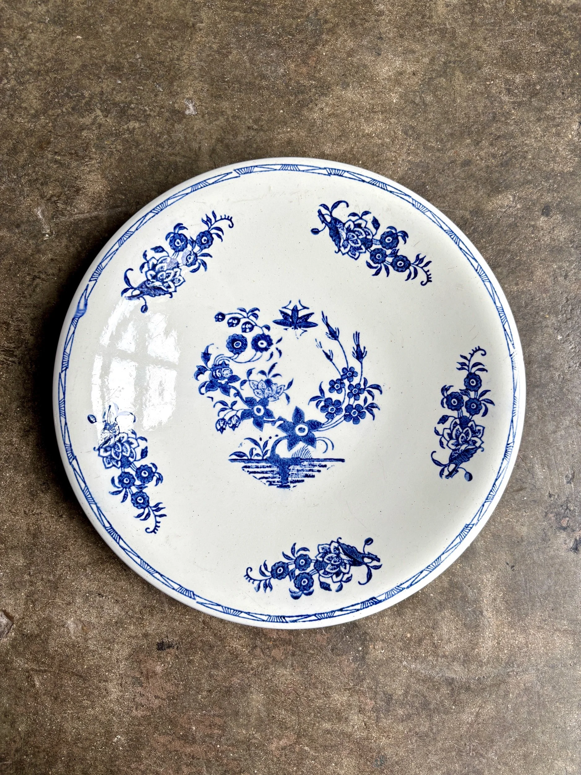 plat-calotte-rond-creux-2-saint-amand-hamage-faience-blanc-bleu-vaisselle-vintage-axs-design-paris-france
