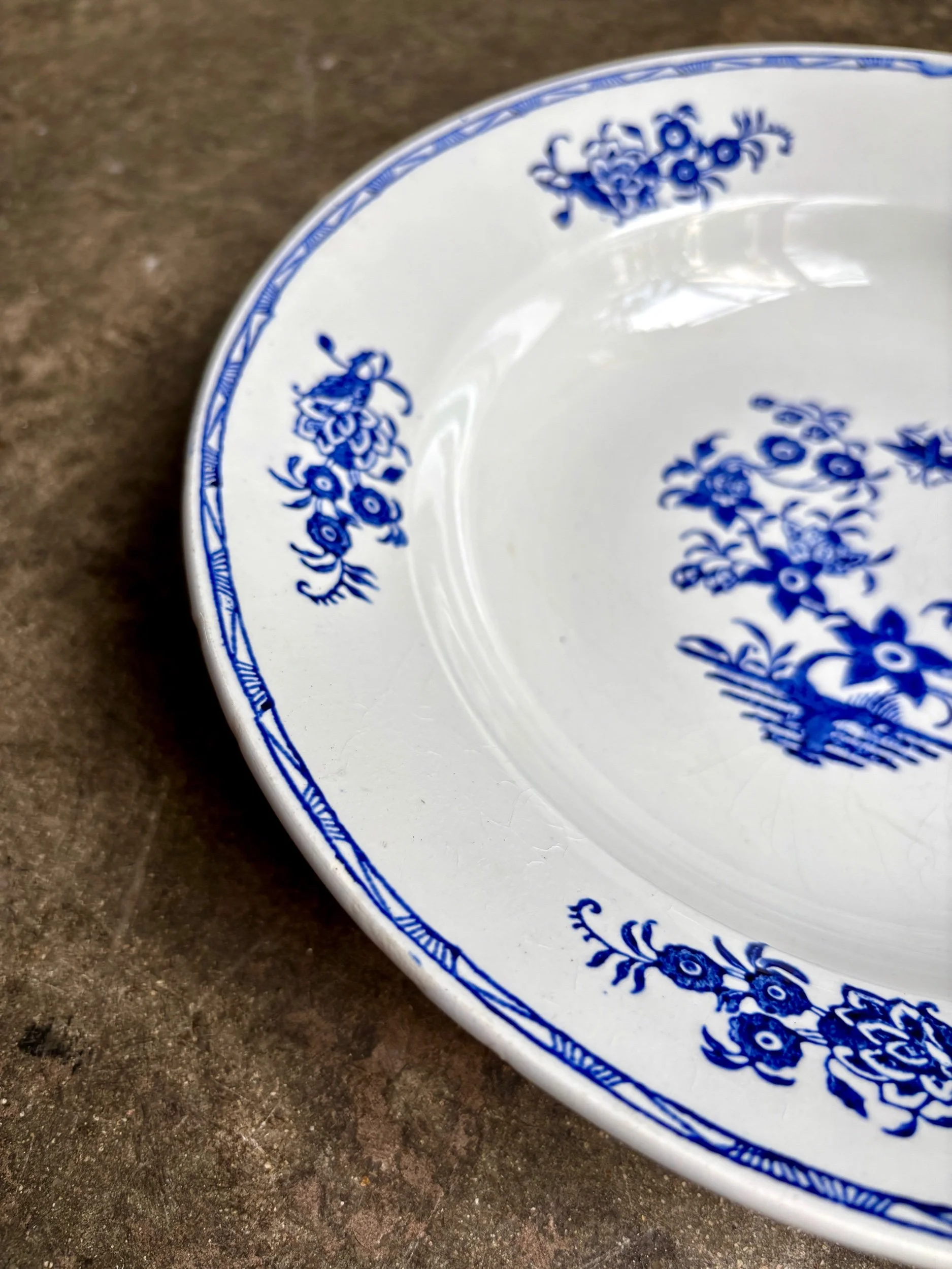 Plat-rond-creux-saint-amand-faience-blanc-bleu-vaisselle-vintage-axs-design-paris-france