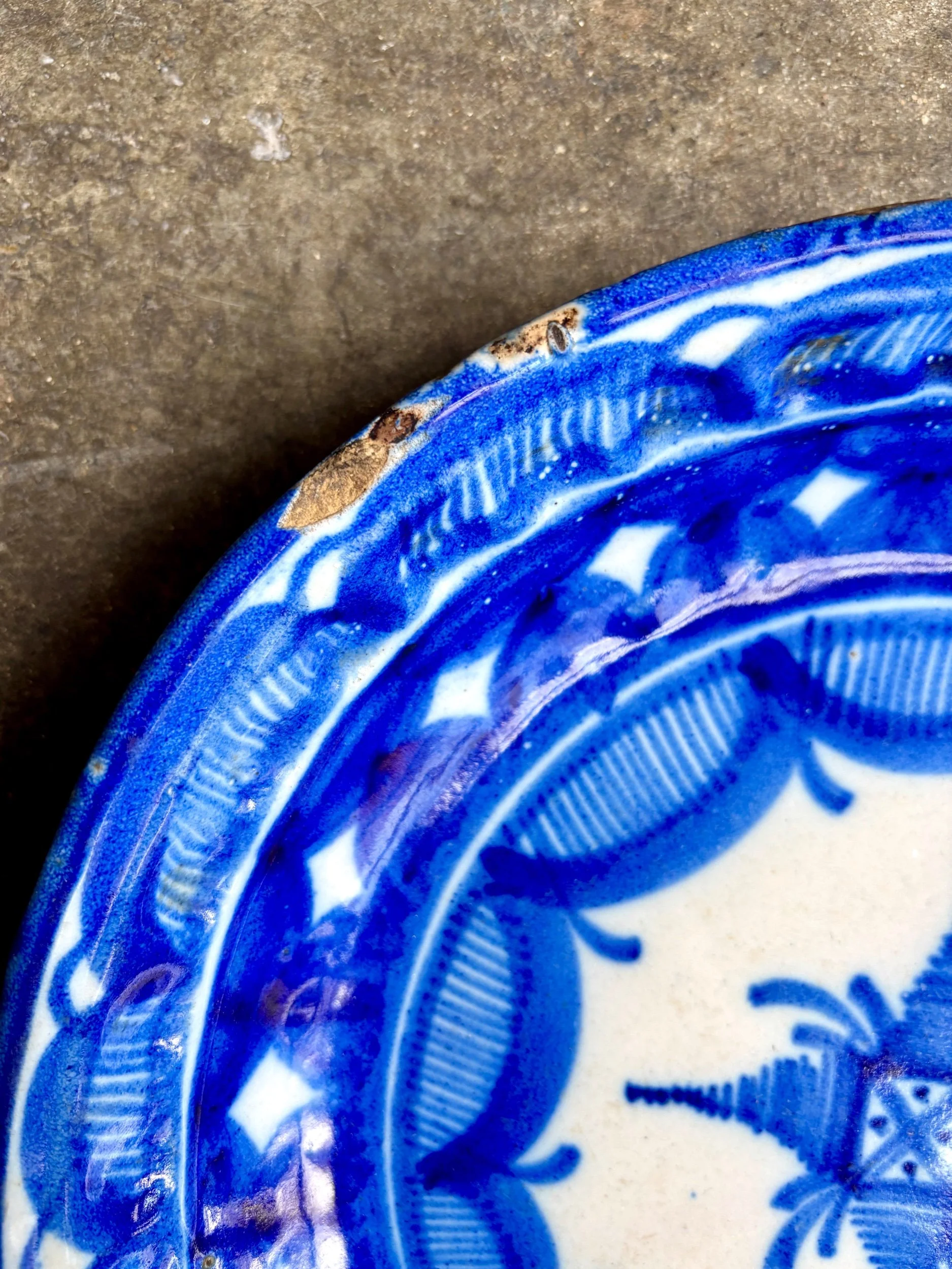 plat-rond-creux-terre-cuite-blanc-bleu-vaisselle-vintage-axs-design-paris-france