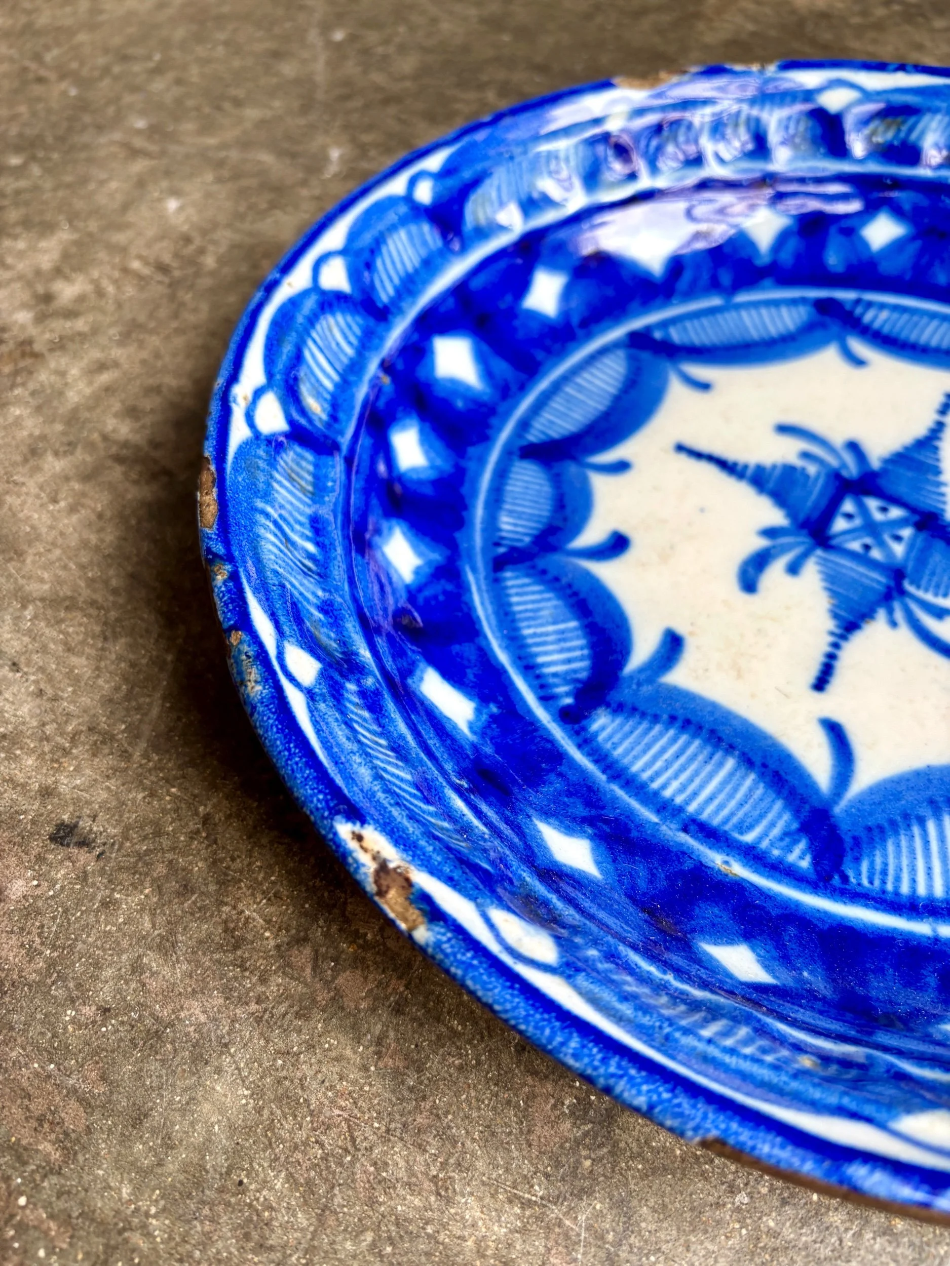 plat-rond-creux-terre-cuite-blanc-bleu-vaisselle-vintage-axs-design-paris-france