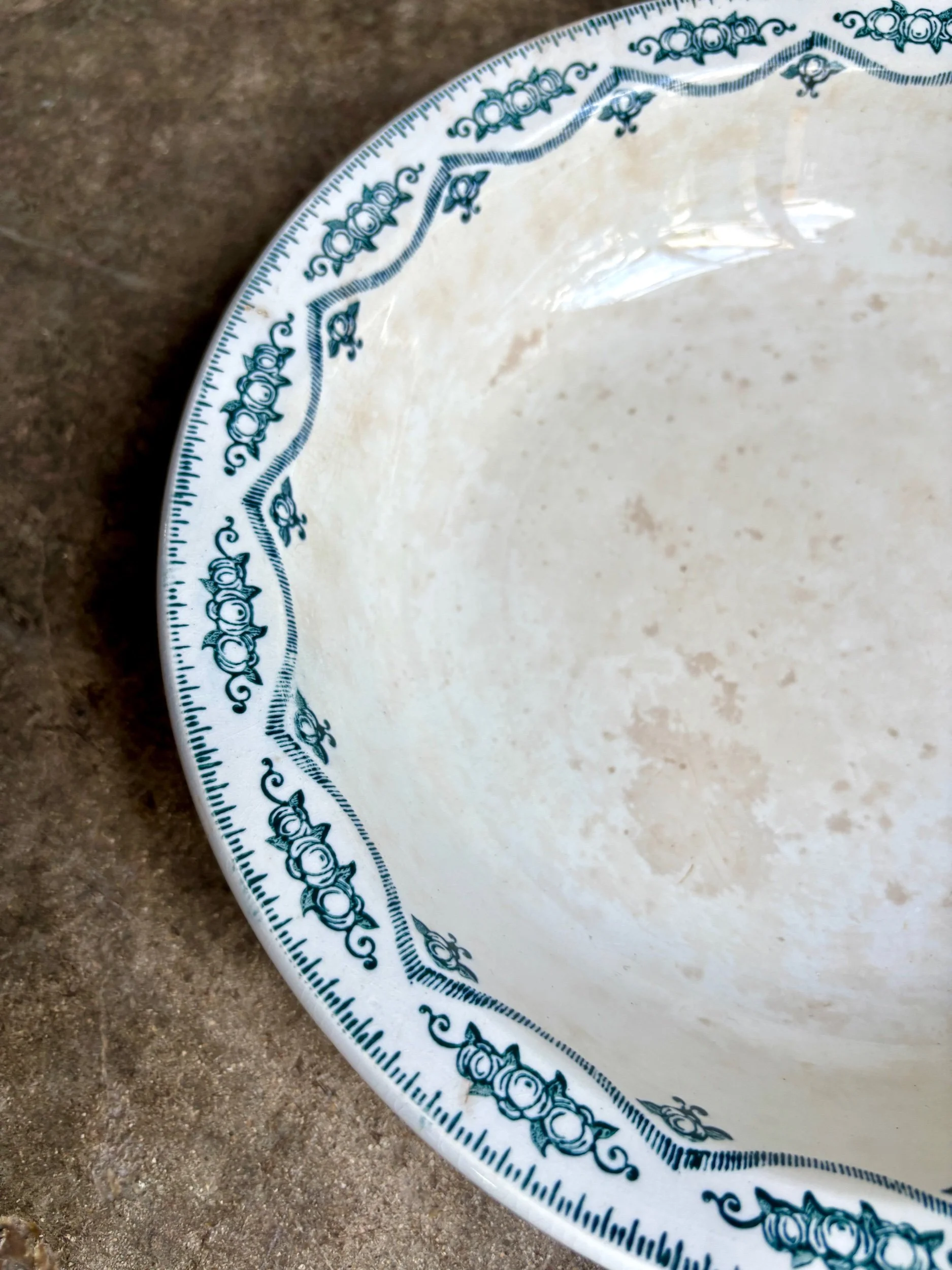 Plat-rond-creux-saint-amand-terre-de-fer-blanc-bleu-vaisselle-vintage-axs-design-paris-france