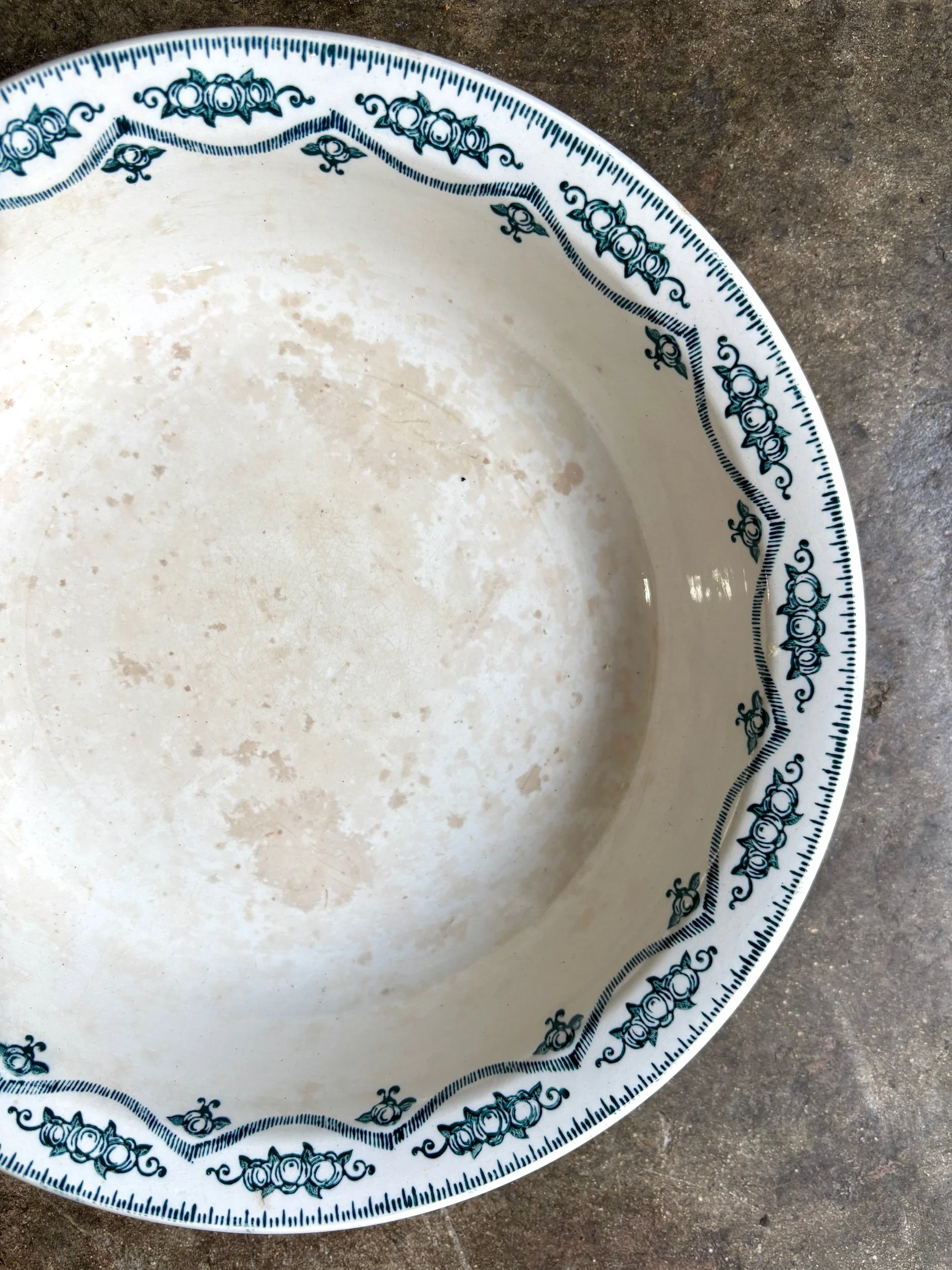 Plat-rond-creux-saint-amand-terre-de-fer-blanc-bleu-vaisselle-vintage-axs-design-paris-france