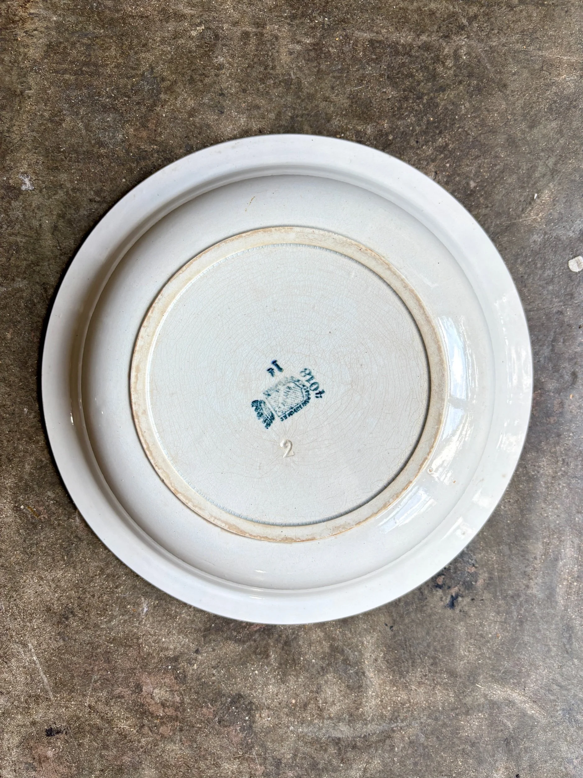 Plat-rond-creux-saint-amand-terre-de-fer-blanc-bleu-vaisselle-vintage-axs-design-paris-france
