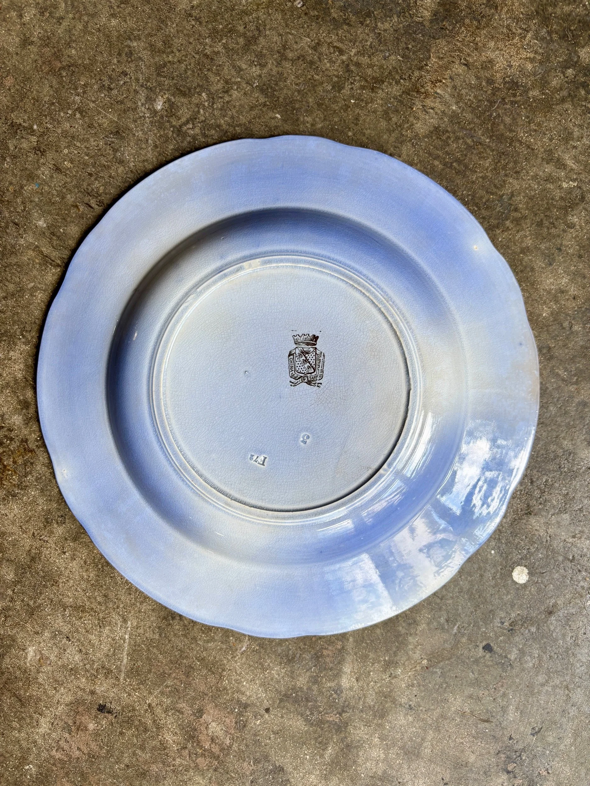 plat-rond-creux-sarreguemines-terre-de-fer-blanc-bleu-vaisselle-vintage-axs-design-paris-france