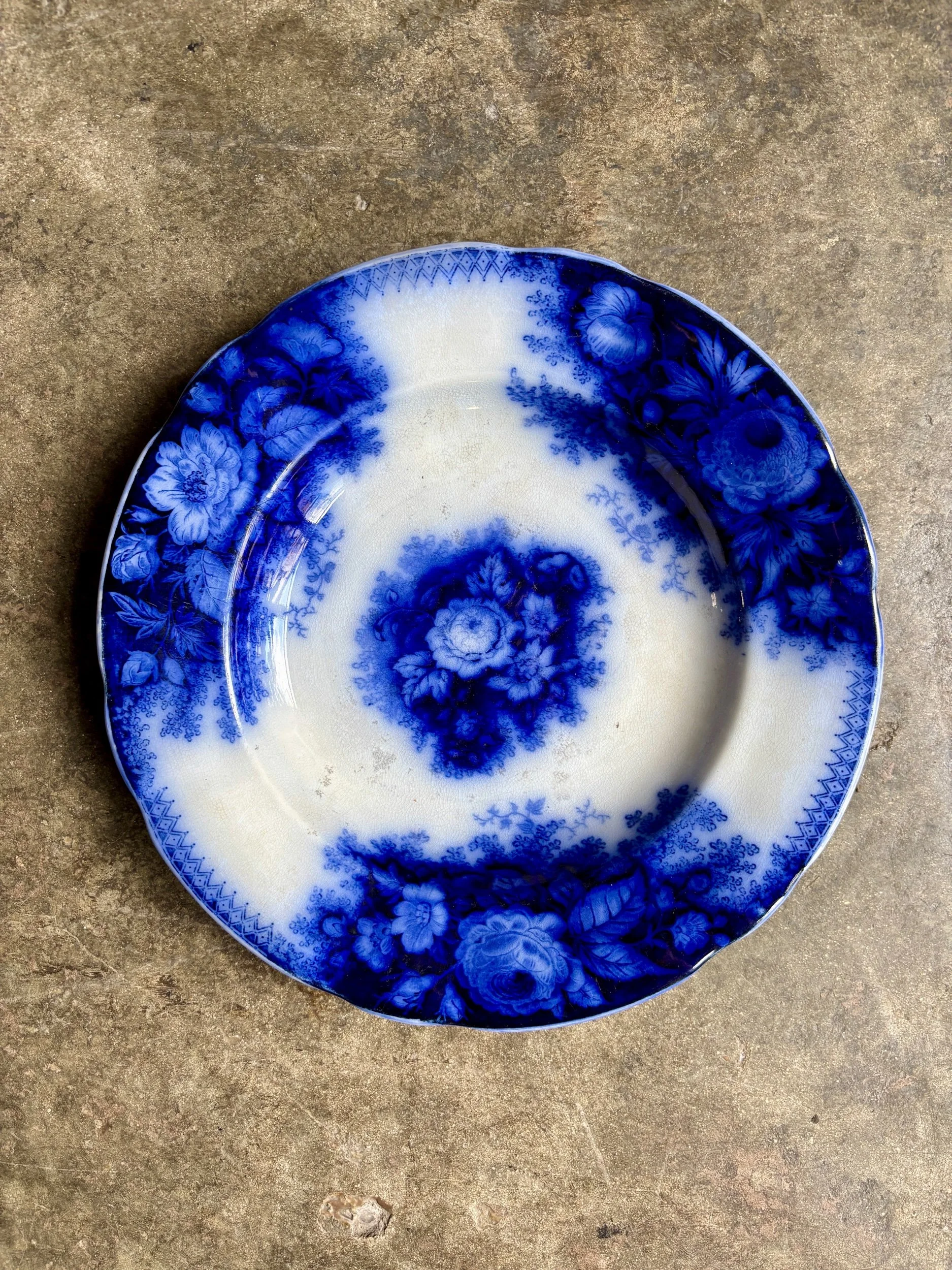 Plat rond creux Sarreguemines en terre de fer bleue