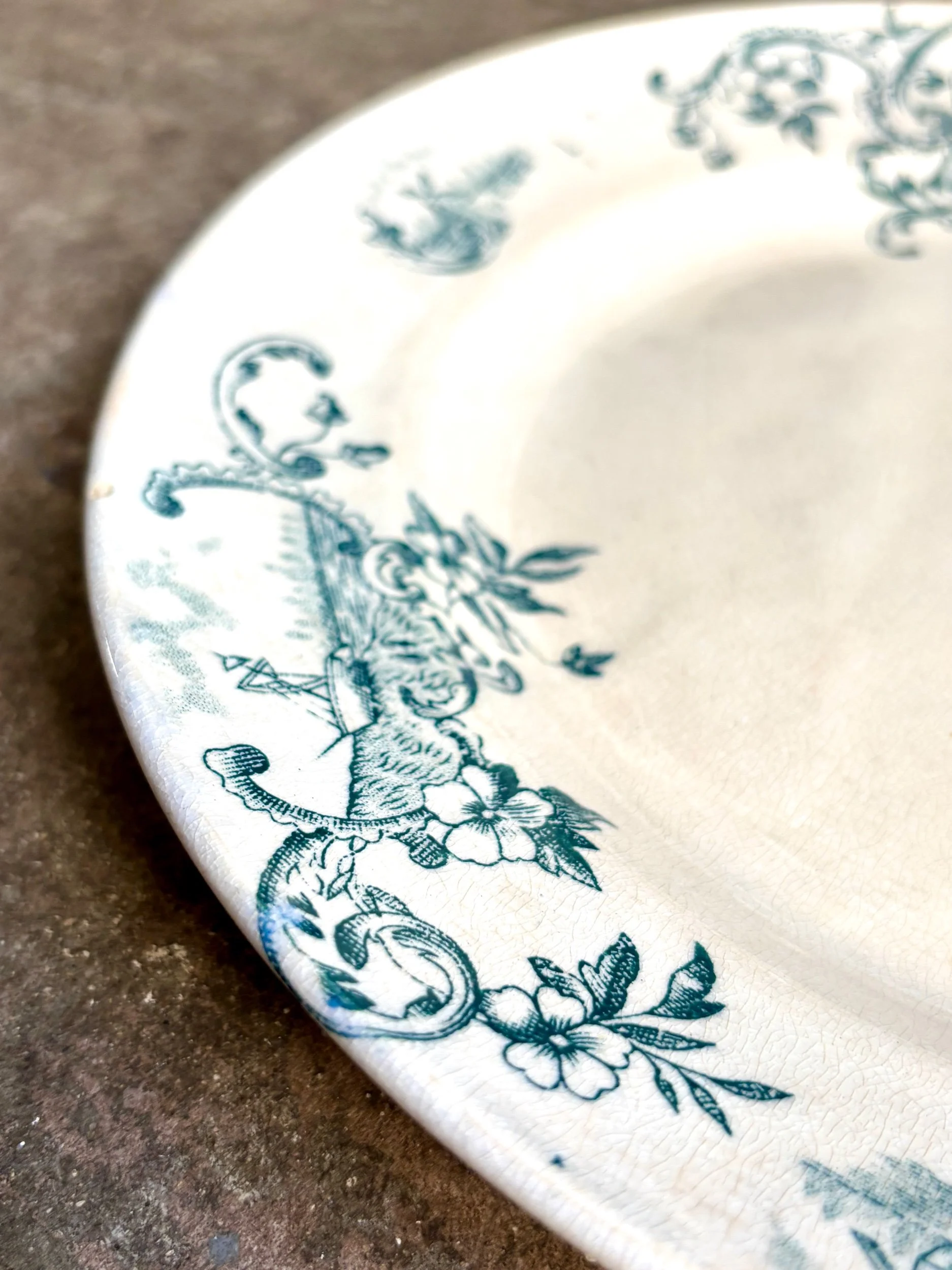 plat-rond-terre-de-fer-beige-bleu-vaisselle-vintage-axs-design-paris-france