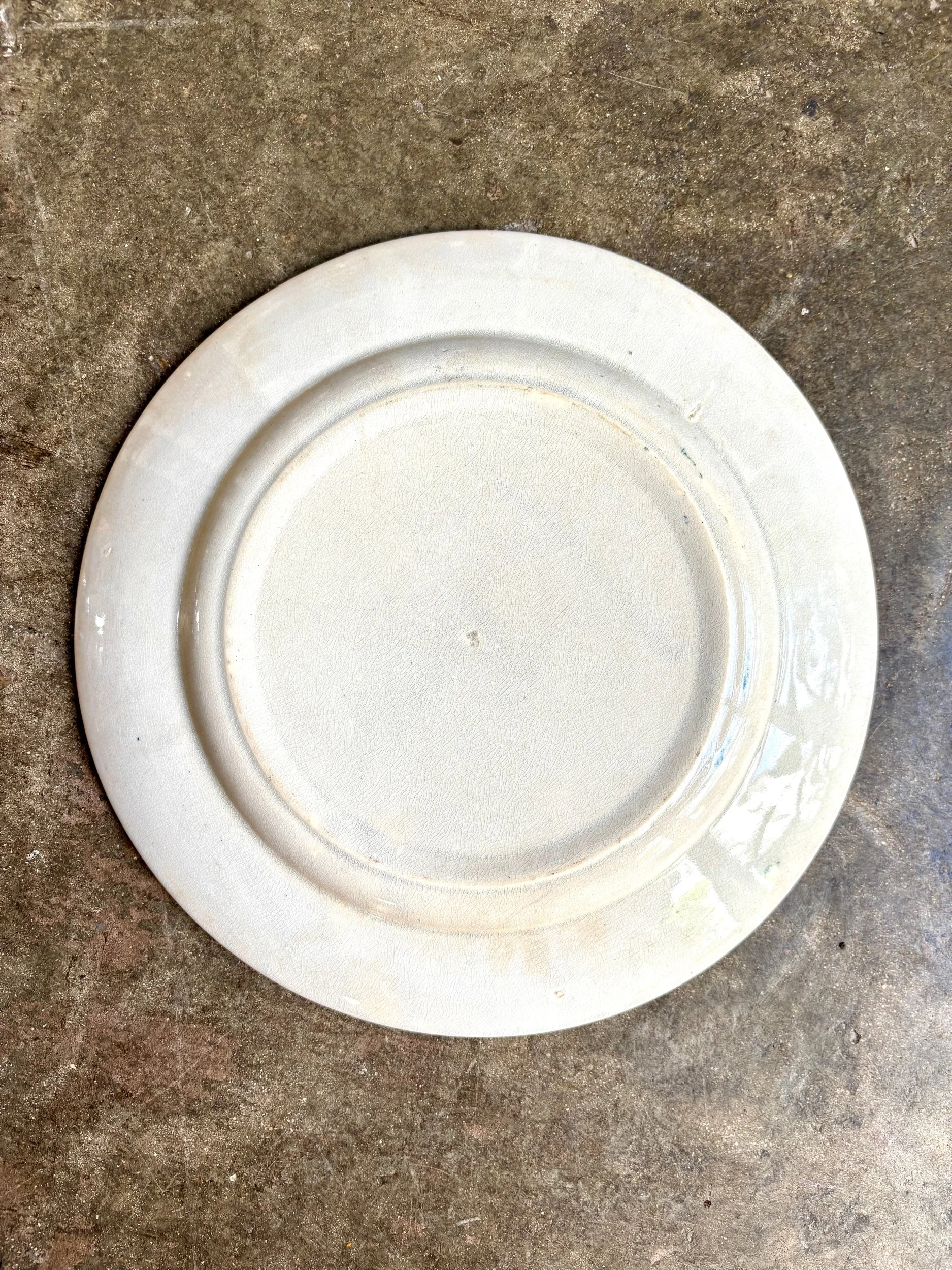plat-rond-terre-de-fer-beige-bleu-vaisselle-vintage-axs-design-paris-france