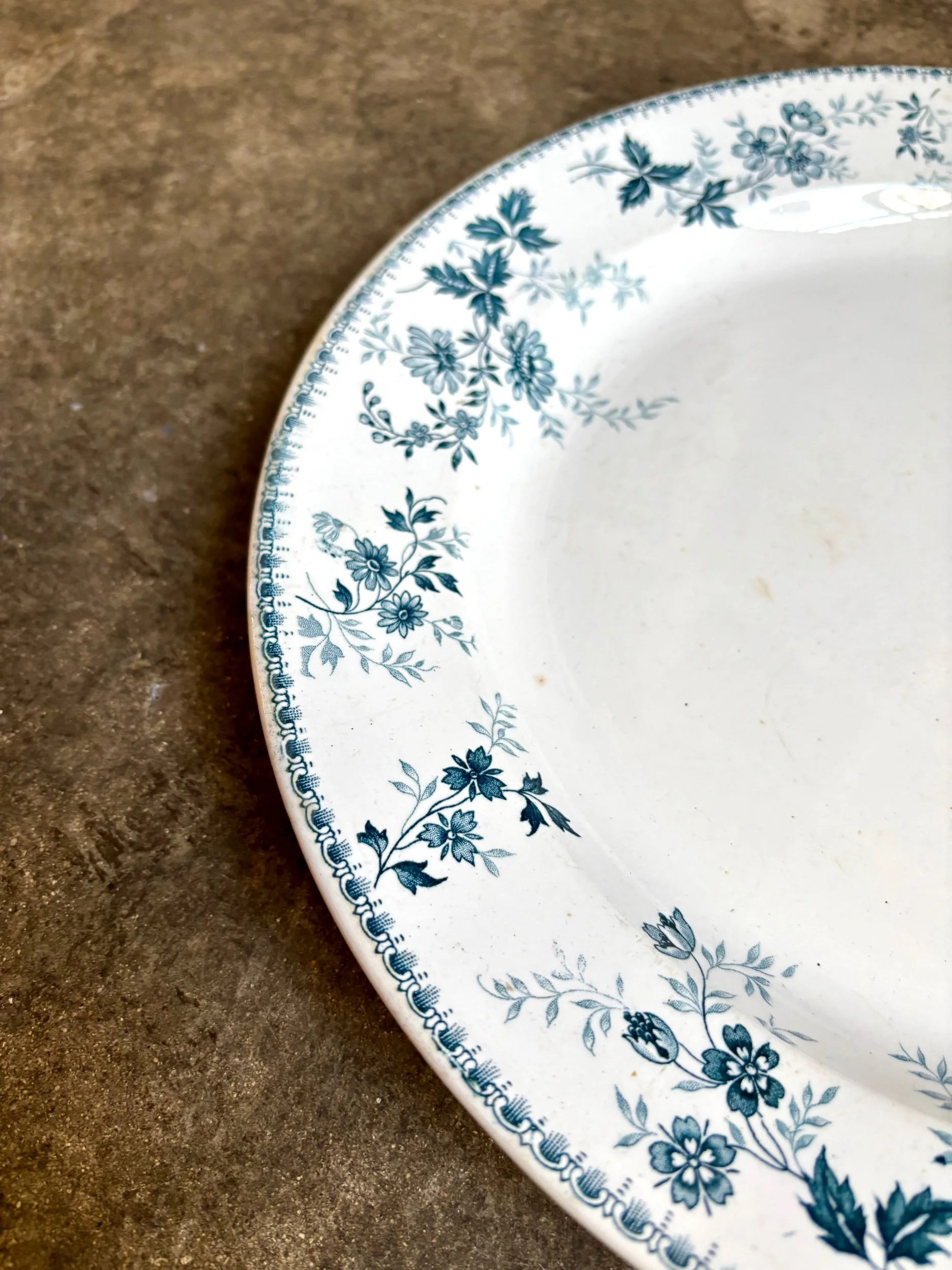 plat-rond-bfk-boch-freres-keramis-dugazon-terre-de-fer-blanc-bleu-vaisselle-vintage-axs-design-paris-france