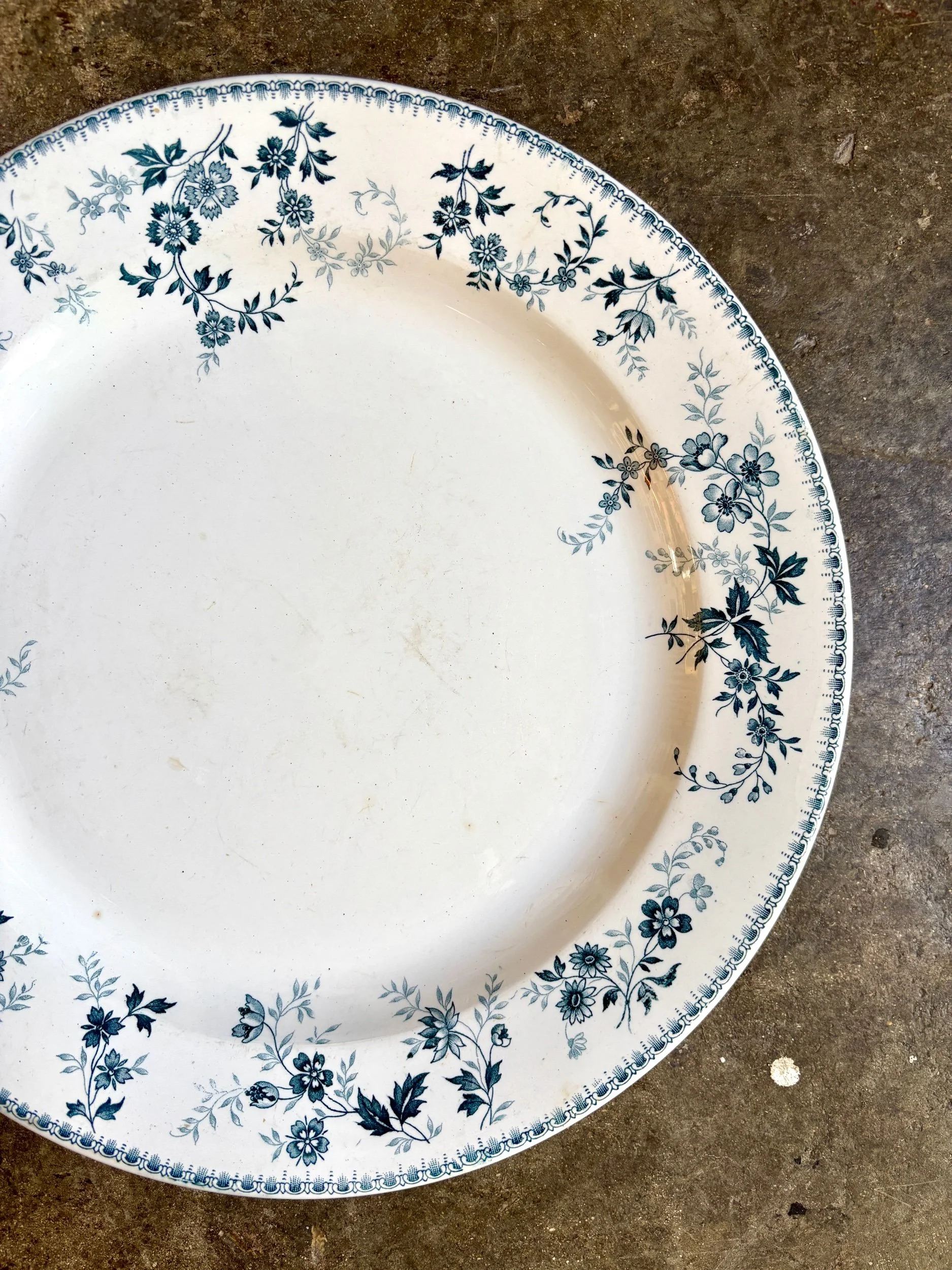 plat-rond-bfk-boch-freres-keramis-dugazon-terre-de-fer-blanc-bleu-vaisselle-vintage-axs-design-paris-france