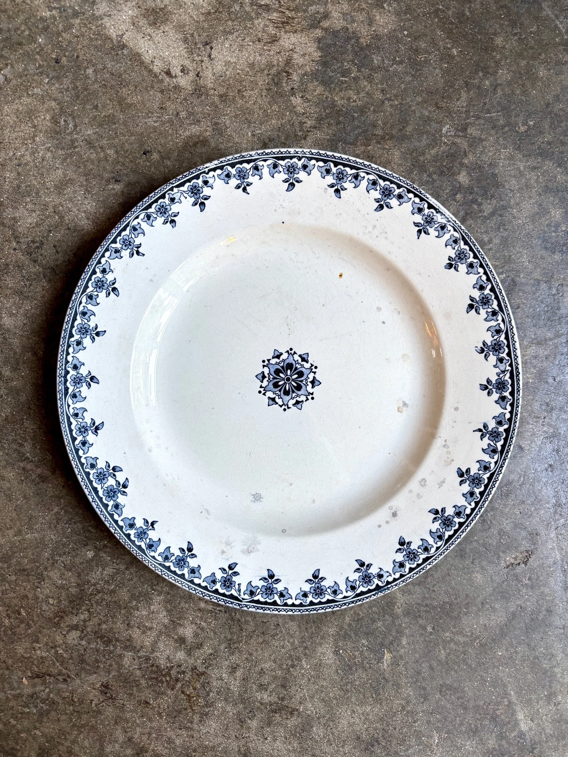 plat-rond-hb-cie-gagny-terre-de-fer-blanc-bleu-vaisselle-vintage-axs-design-paris-france