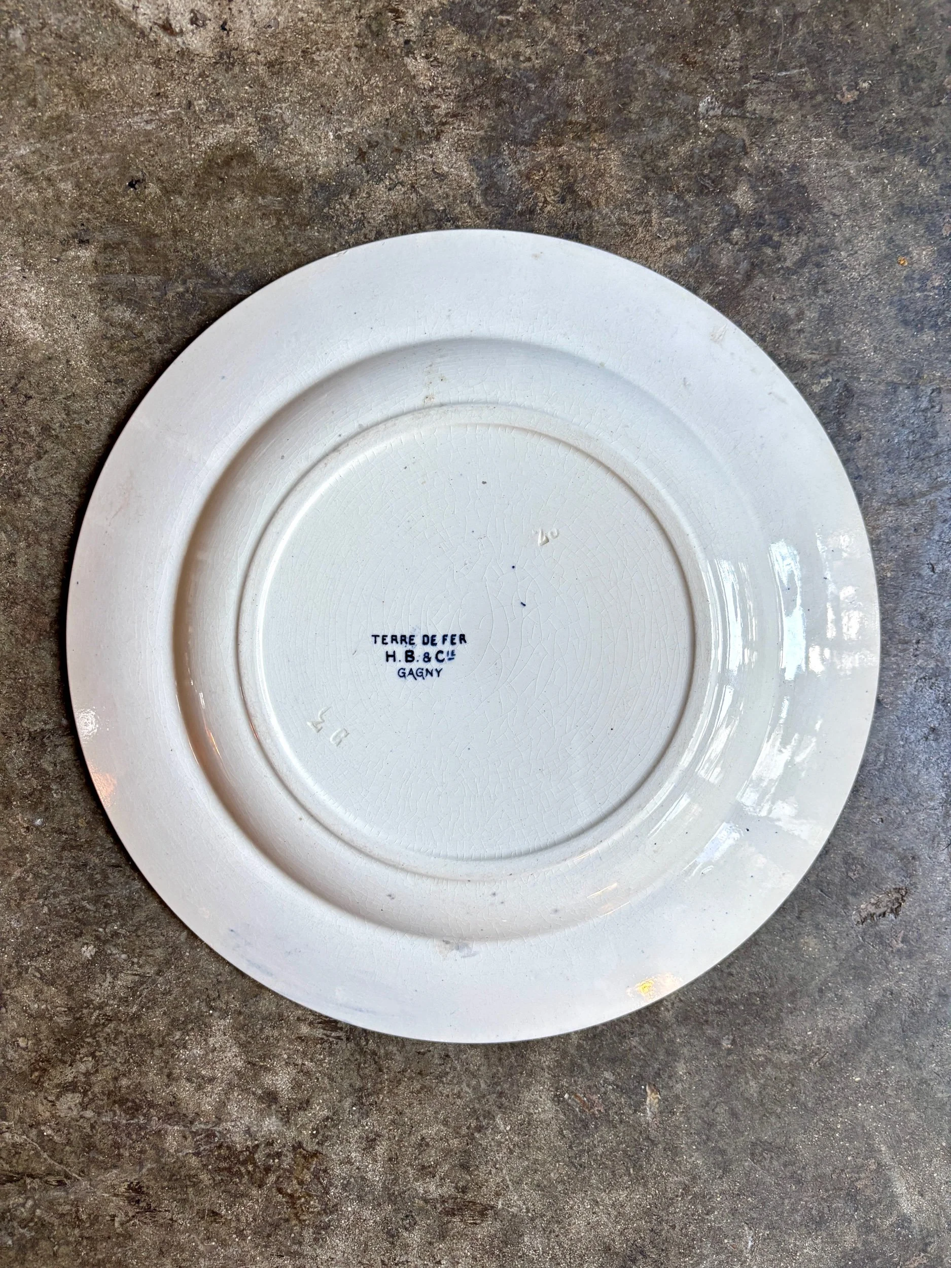 plat-rond-hb-cie-gagny-terre-de-fer-blanc-bleu-vaisselle-vintage-axs-design-paris-france