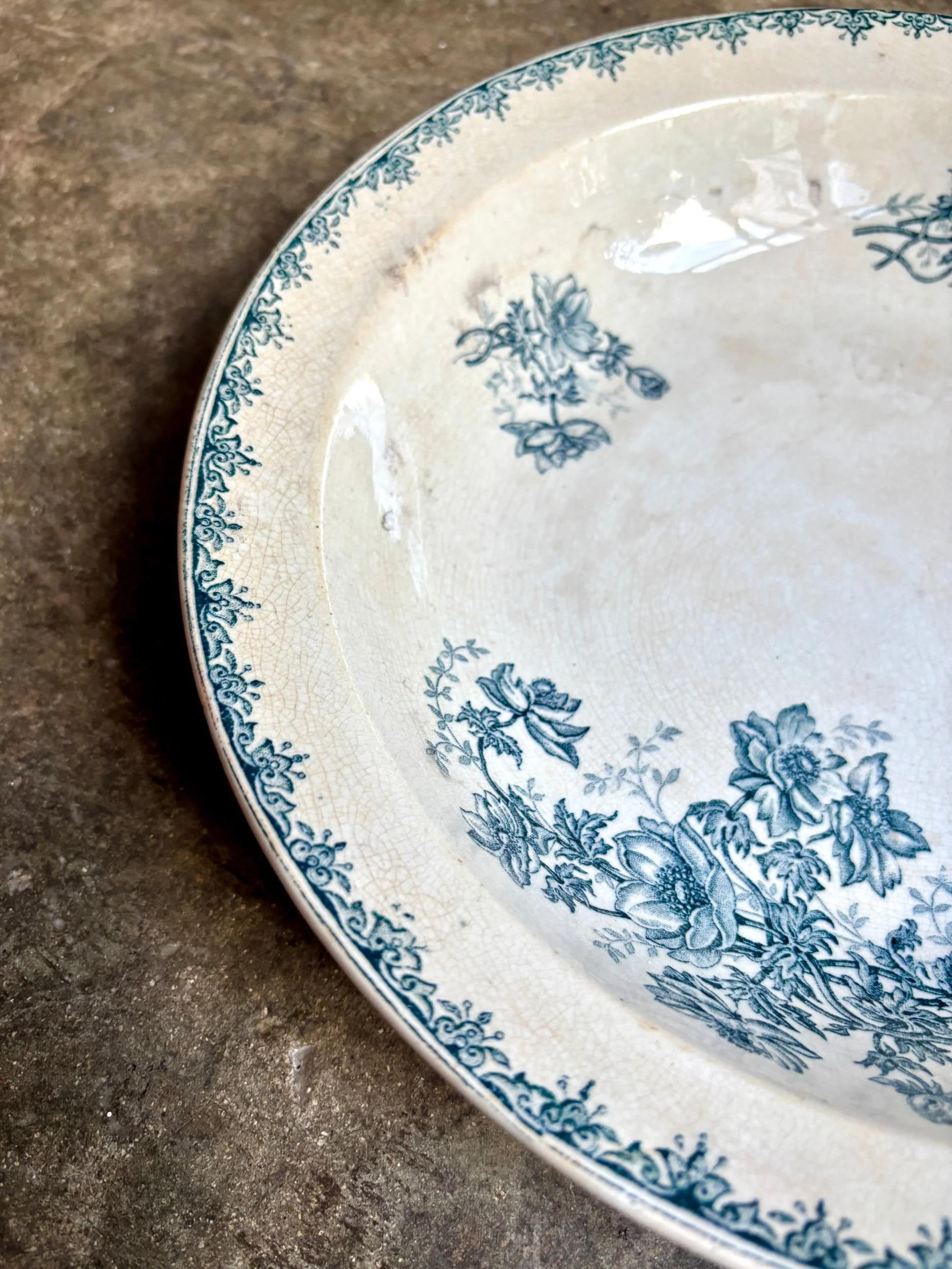 plat-rond-creux-terre-de-fer-leon-graves-anemones-beige-bleu-vaisselle-vintage-axs-design-paris-france