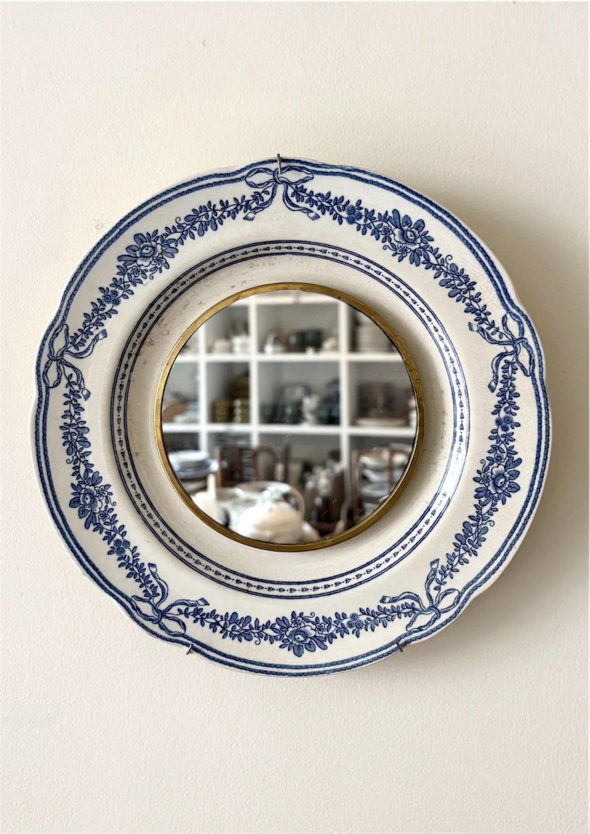oculus-1-wedgwood-antoinette-miroir-assiette-terre-de-fer-axs-design-paris-france