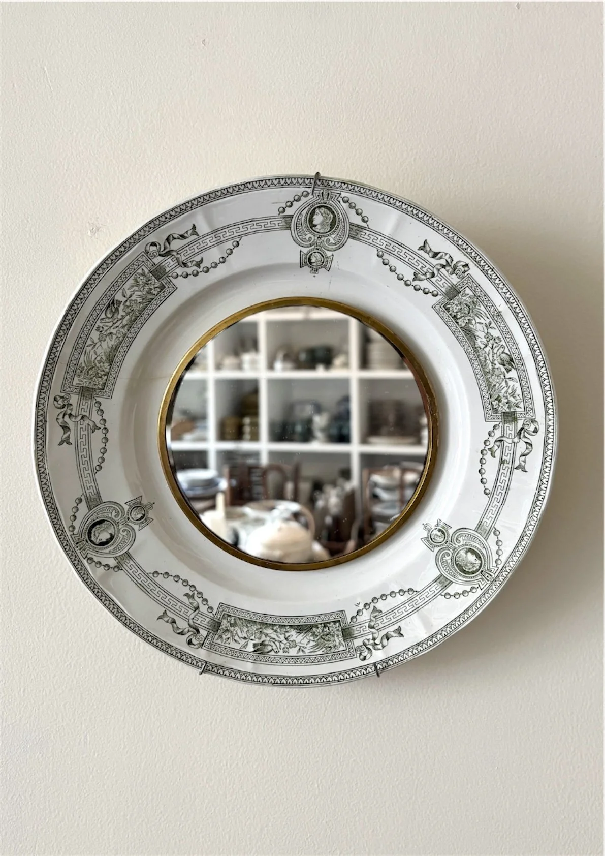 oculus-29-saint-amand-hamage-medaillon-miroir-assiette-terre-de-fer-axs-design-paris-france