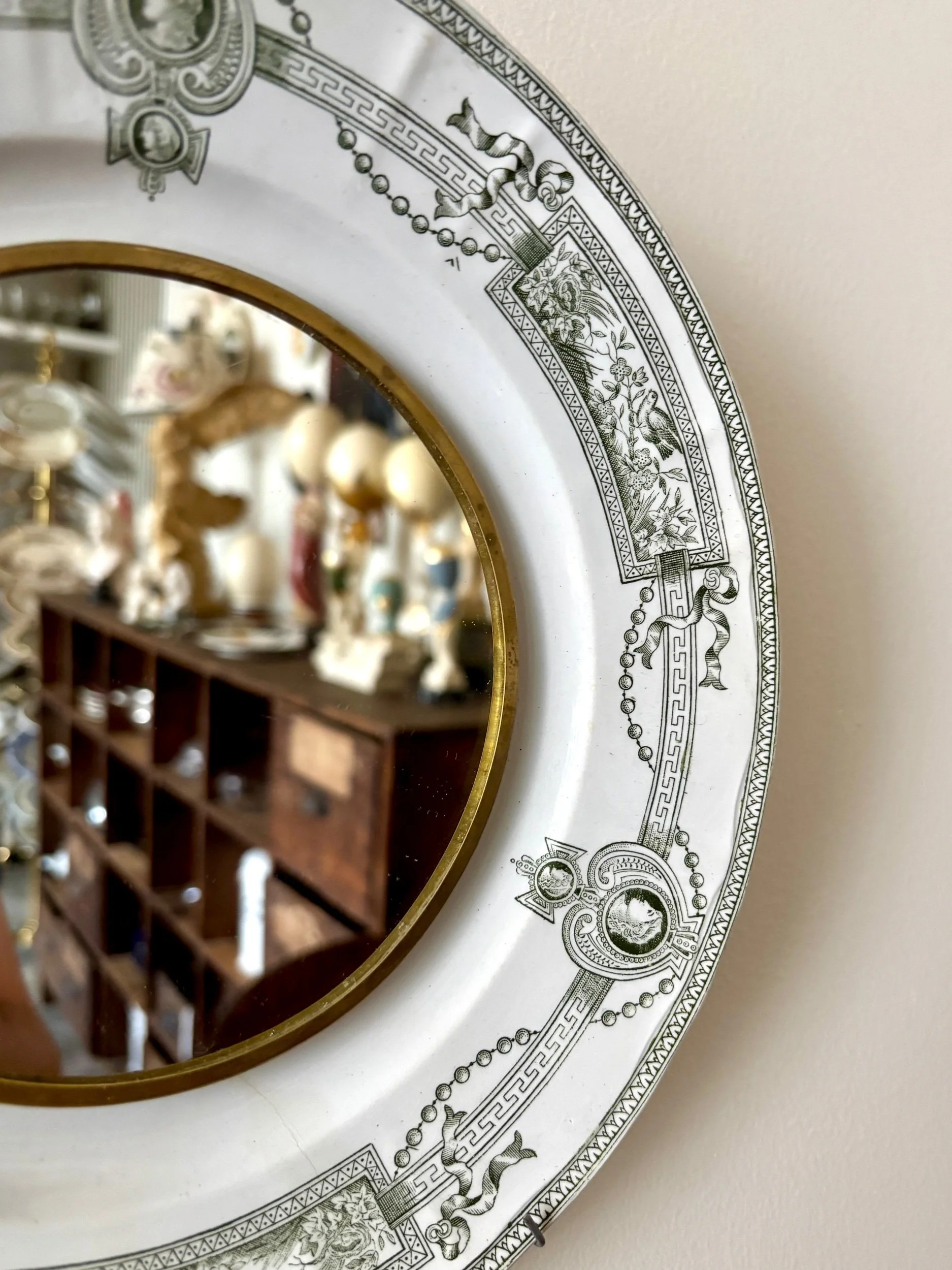 oculus-29-saint-amand-hamage-medaillon-miroir-assiette-terre-de-fer-axs-design-paris-france