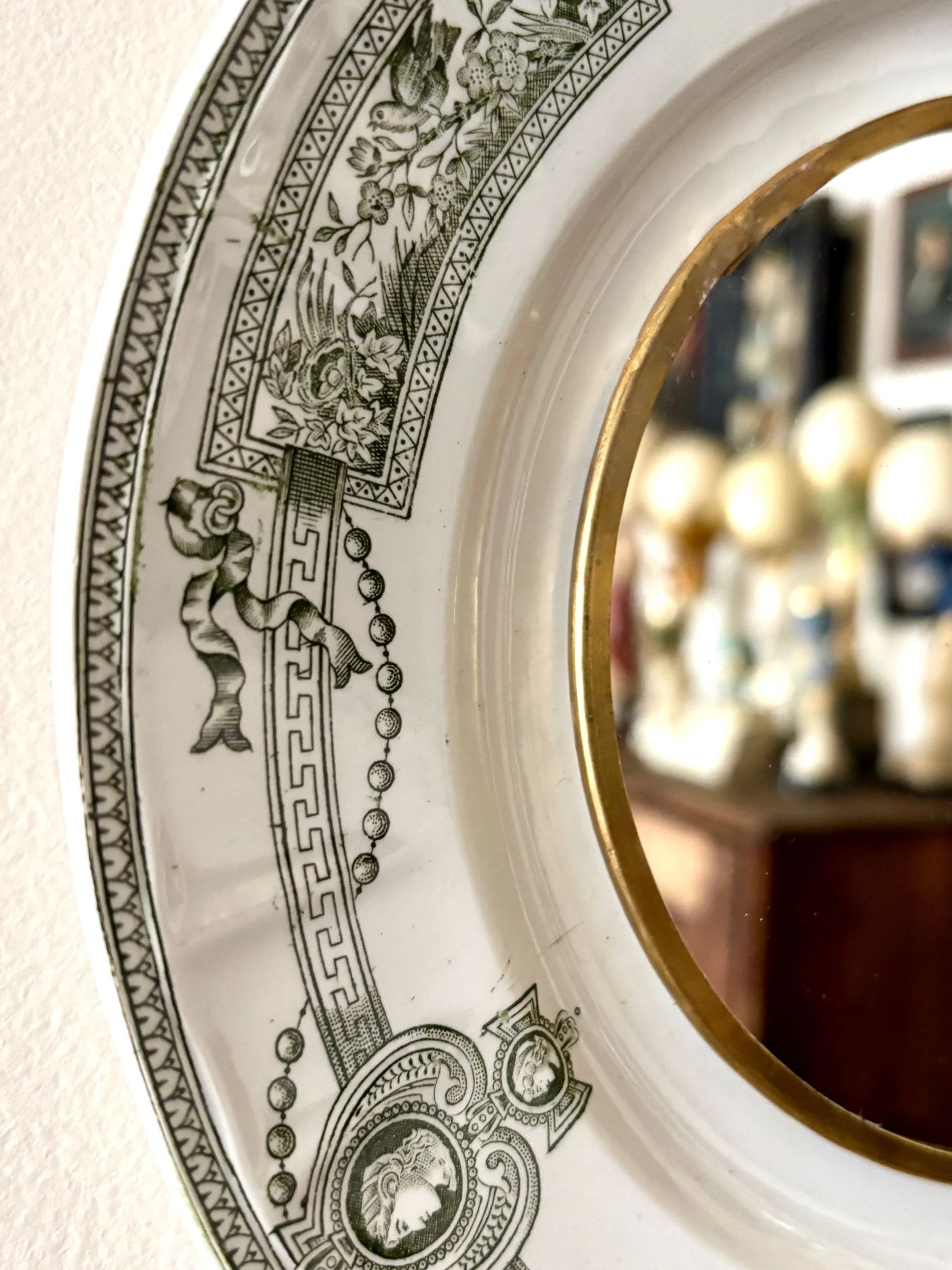 oculus-29-saint-amand-hamage-medaillon-miroir-assiette-terre-de-fer-axs-design-paris-france