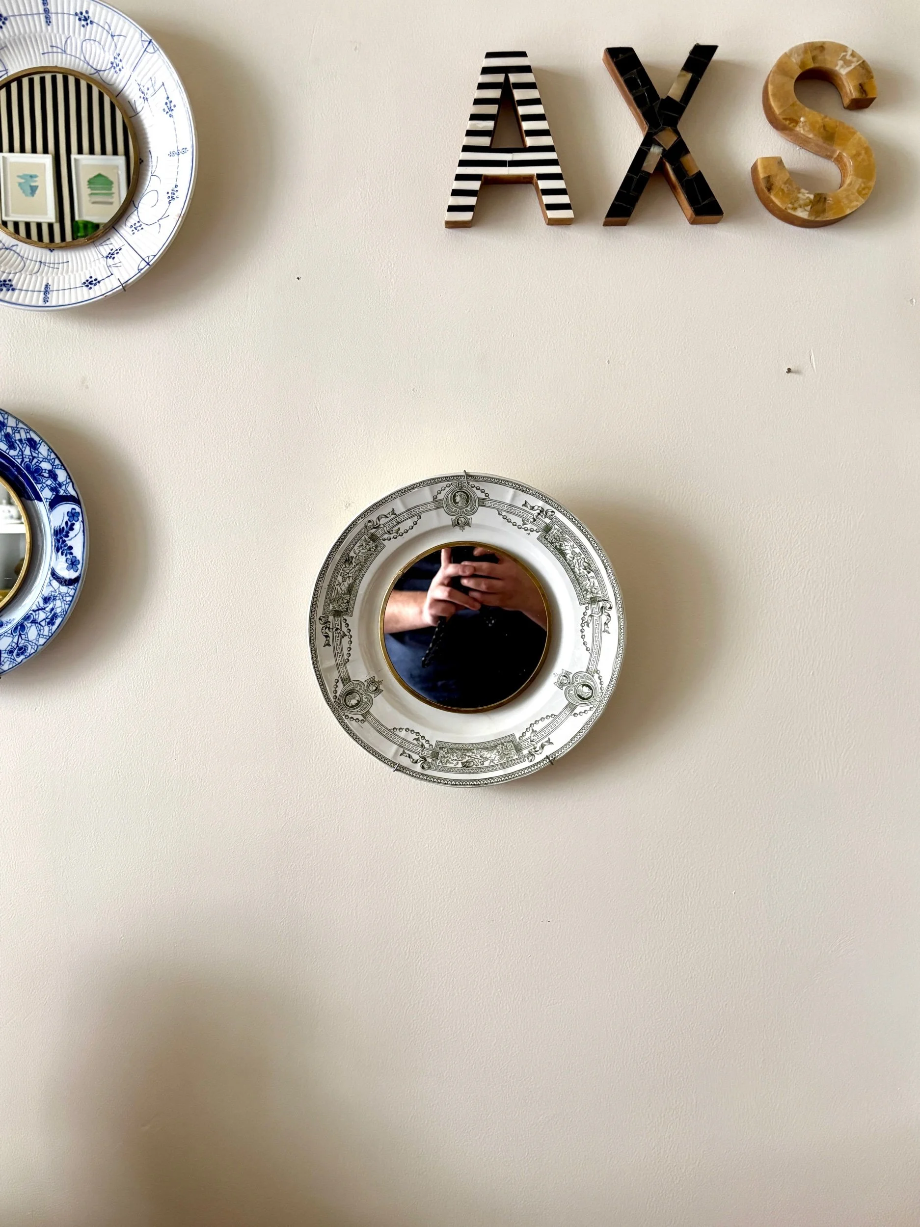 oculus-29-saint-amand-hamage-medaillon-miroir-assiette-terre-de-fer-axs-design-paris-france
