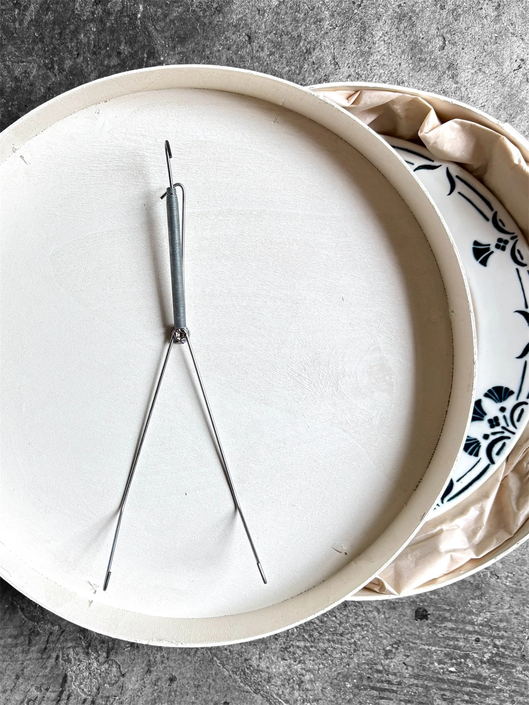 oculus-13-onnaing-stella-miroir-assiette-terre-de-fer-axs-design-paris-france