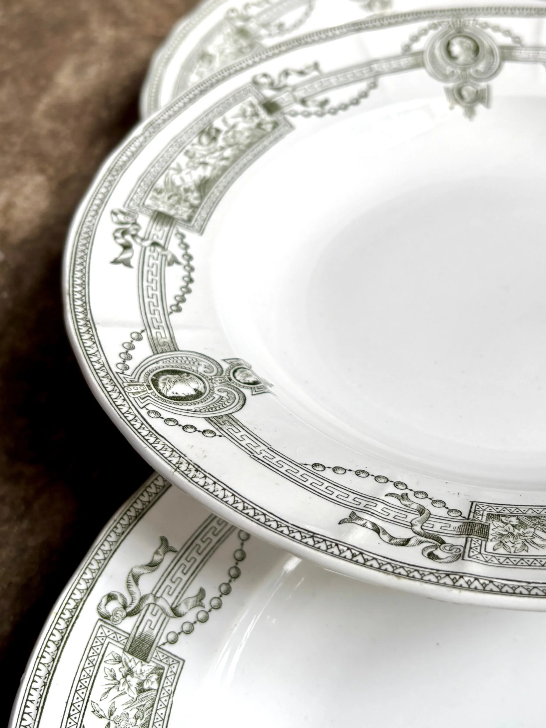 assiettes-creuses-terre-de-fer-st-amand-hamage-medaillon-blanc-vert-vaisselle-vintage-axs-design-paris-france