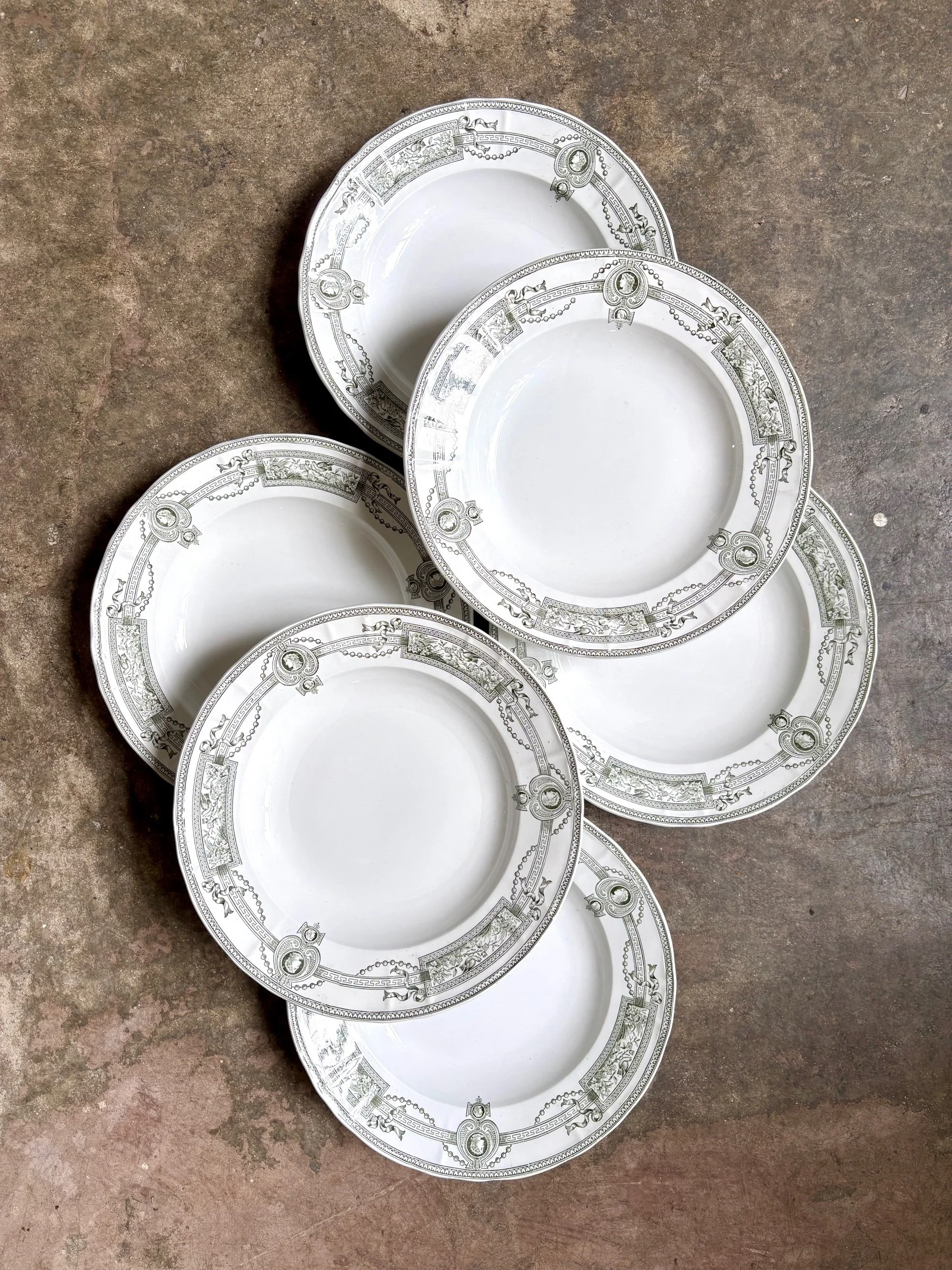 assiettes-creuses-terre-de-fer-st-amand-hamage-medaillon-blanc-vert-vaisselle-vintage-axs-design-paris-france