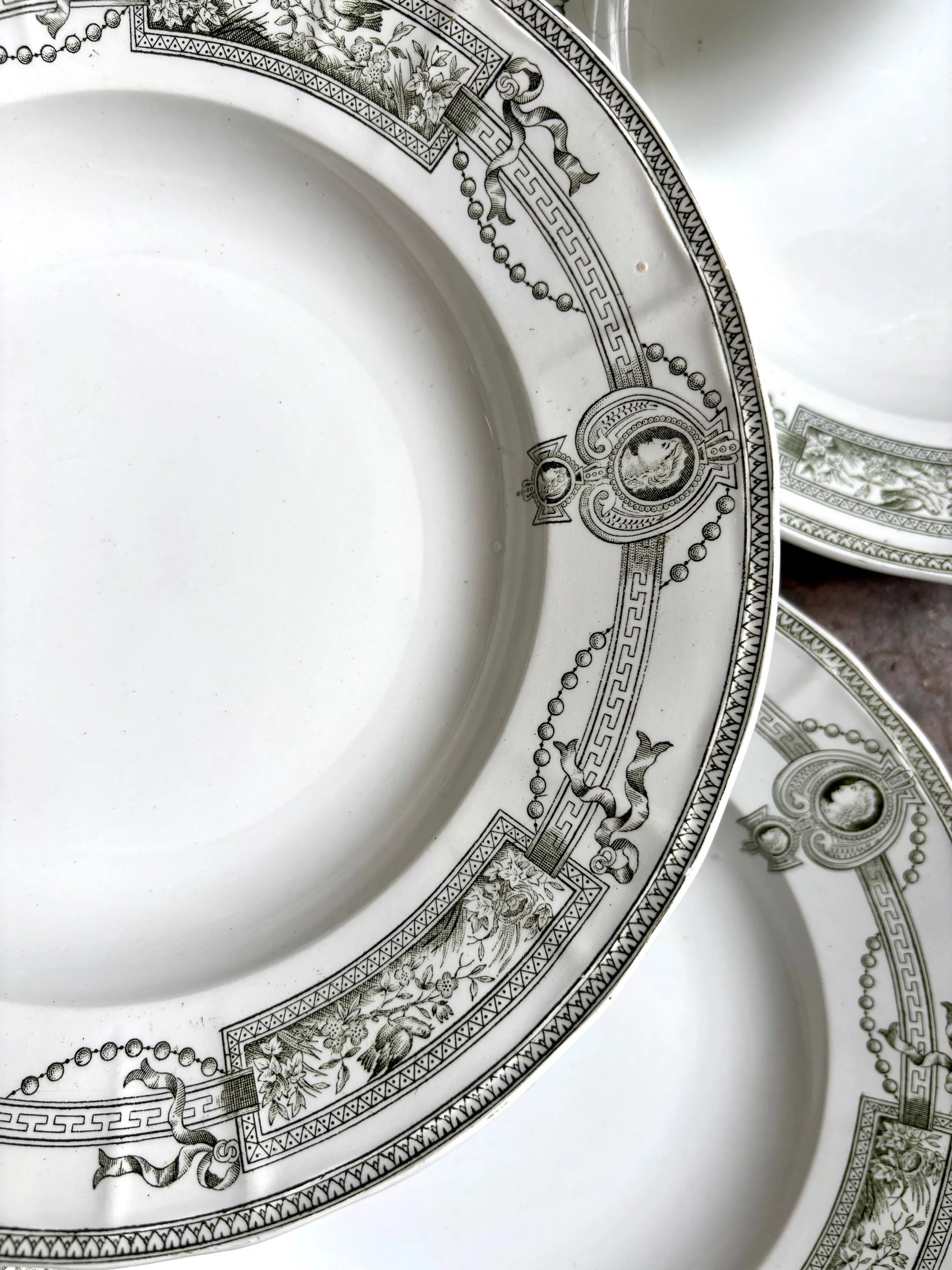 assiettes-creuses-terre-de-fer-st-amand-hamage-medaillon-blanc-vert-vaisselle-vintage-axs-design-paris-france
