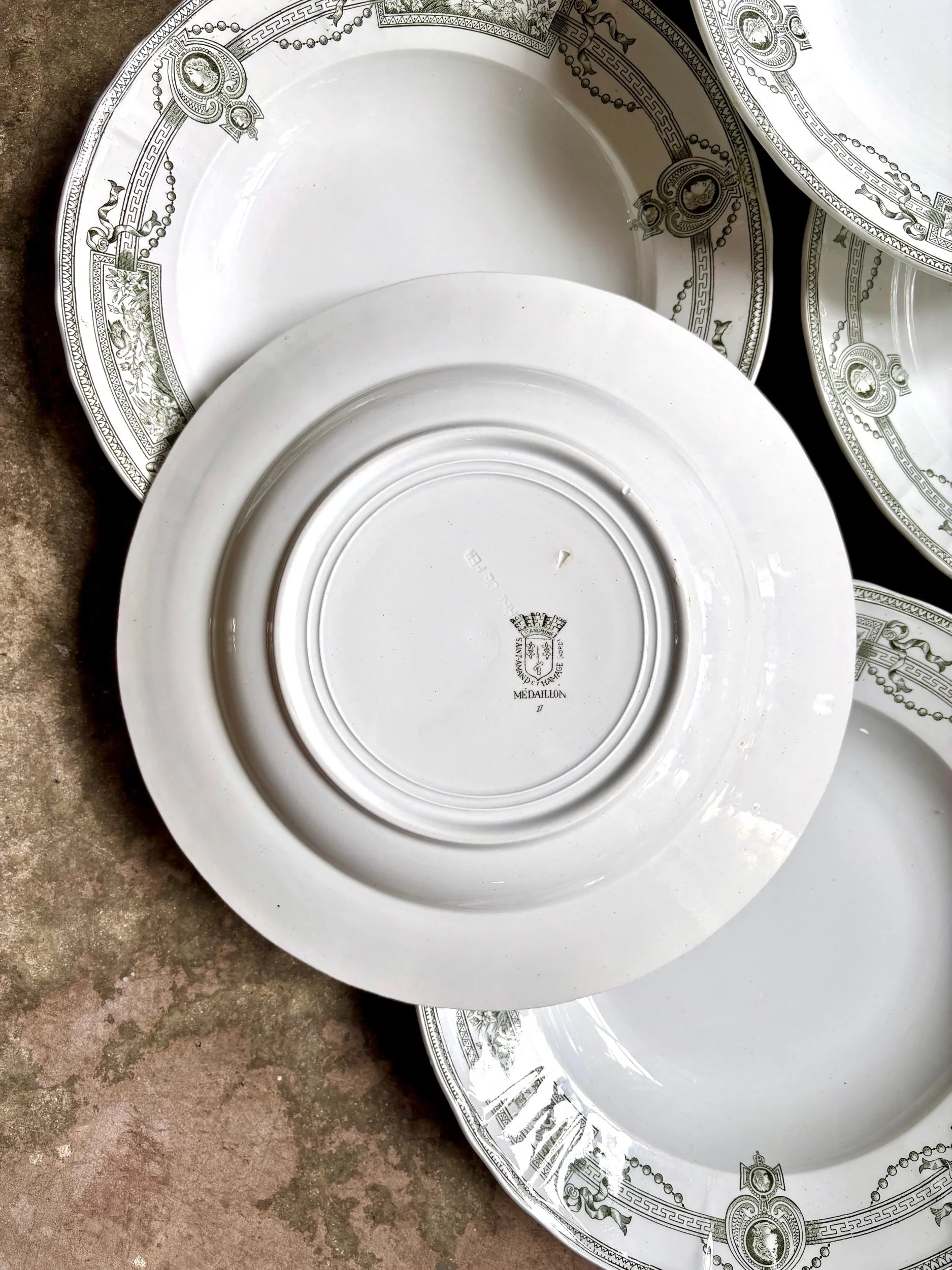 assiettes-creuses-terre-de-fer-st-amand-hamage-medaillon-blanc-vert-vaisselle-vintage-axs-design-paris-france