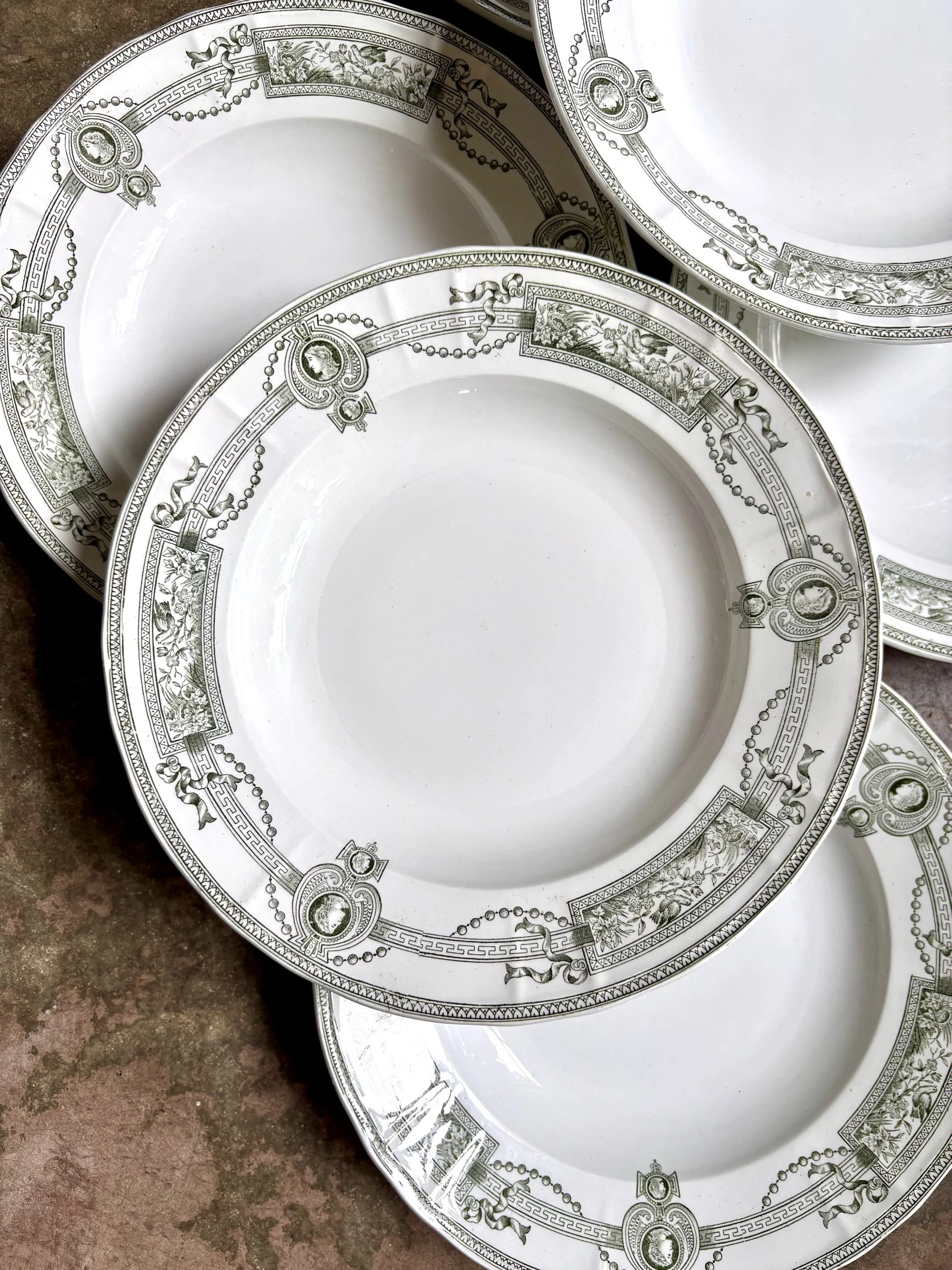 assiettes-creuses-terre-de-fer-st-amand-hamage-medaillon-blanc-vert-vaisselle-vintage-axs-design-paris-france