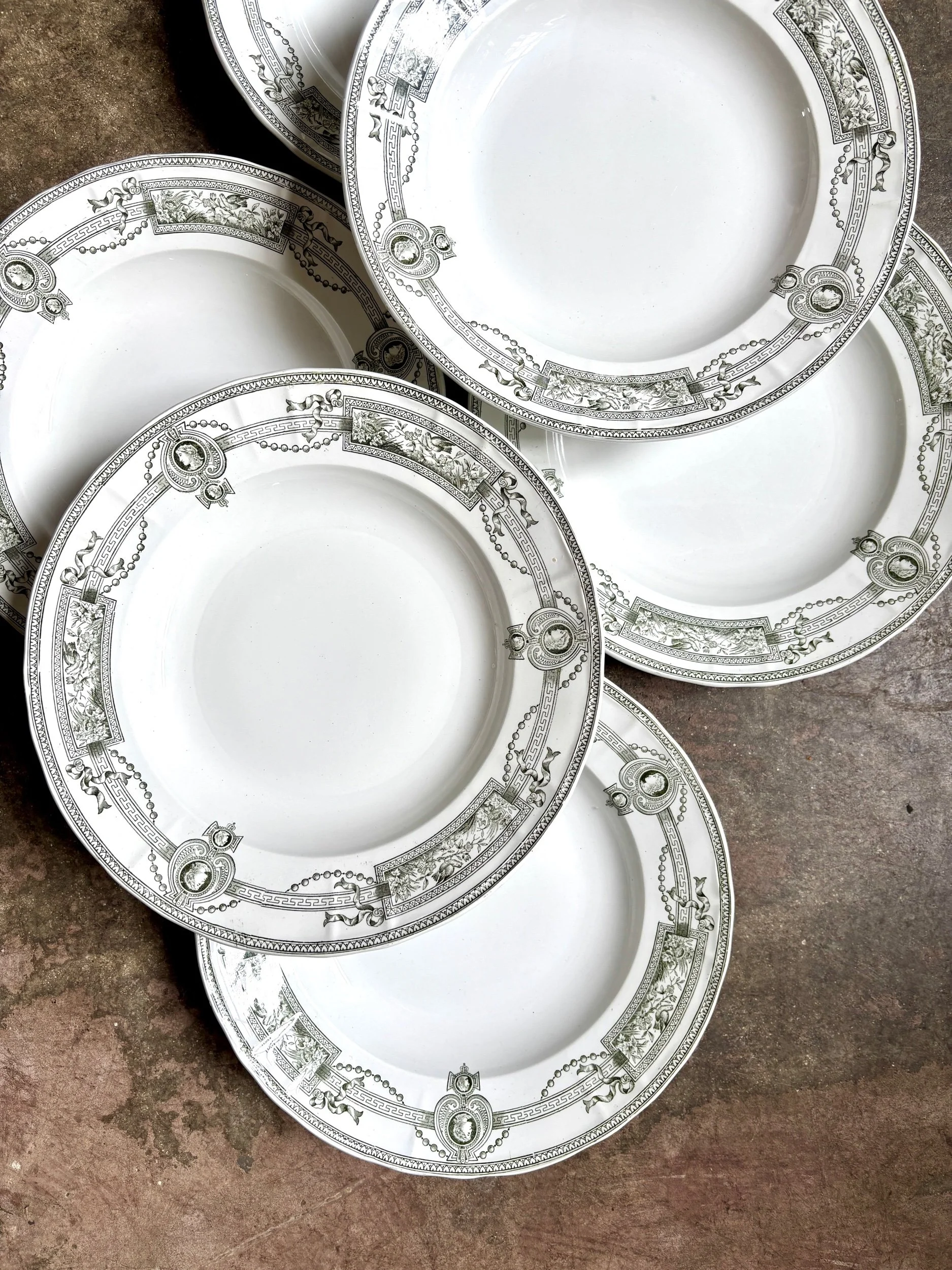 assiettes-creuses-terre-de-fer-st-amand-hamage-medaillon-blanc-vert-vaisselle-vintage-axs-design-paris-france