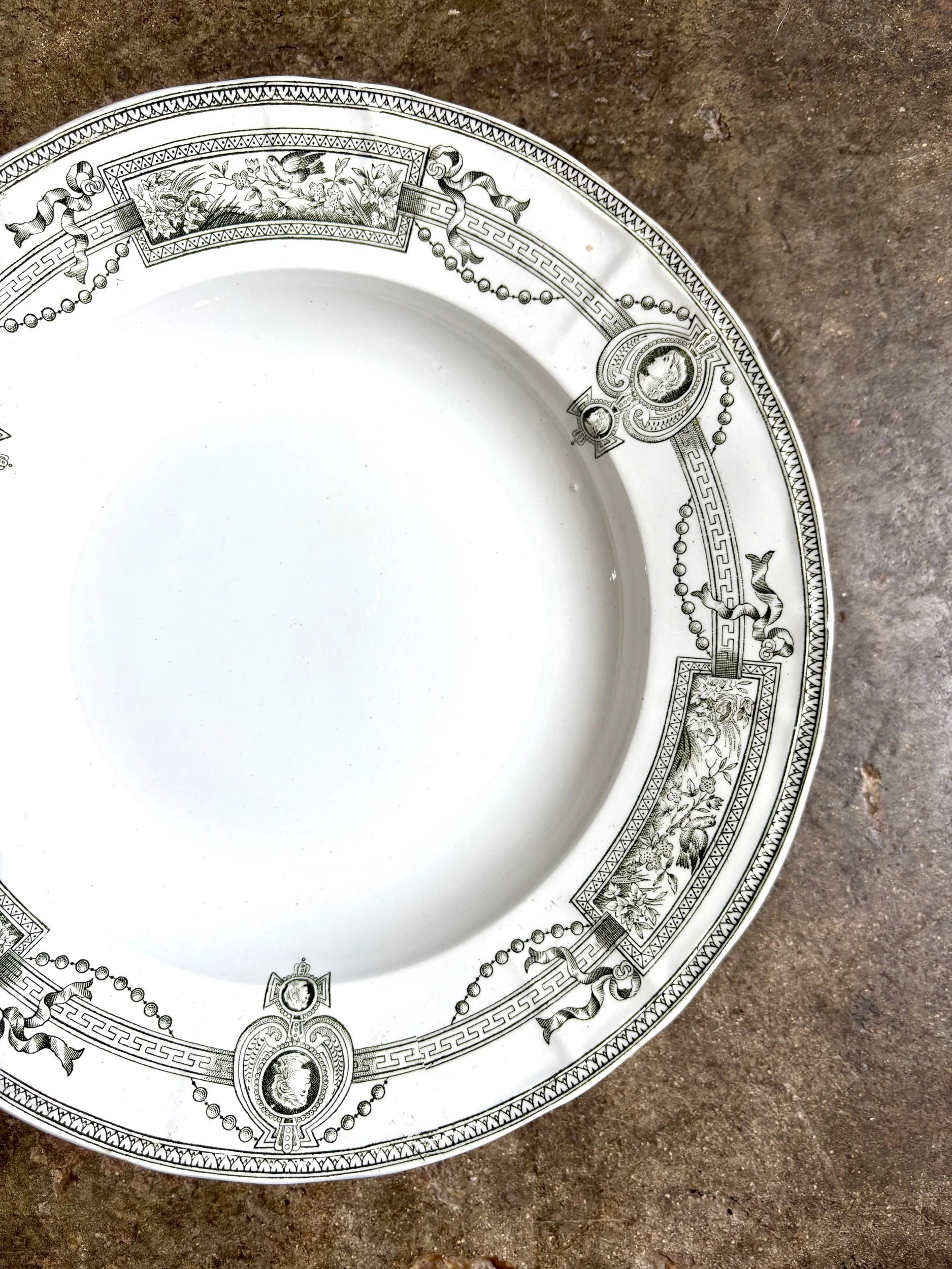 assiette-creuse-terre-de-fer-st-amand-hamage-medaillon-blanc-vert-vaisselle-vintage-axs-design-paris-france