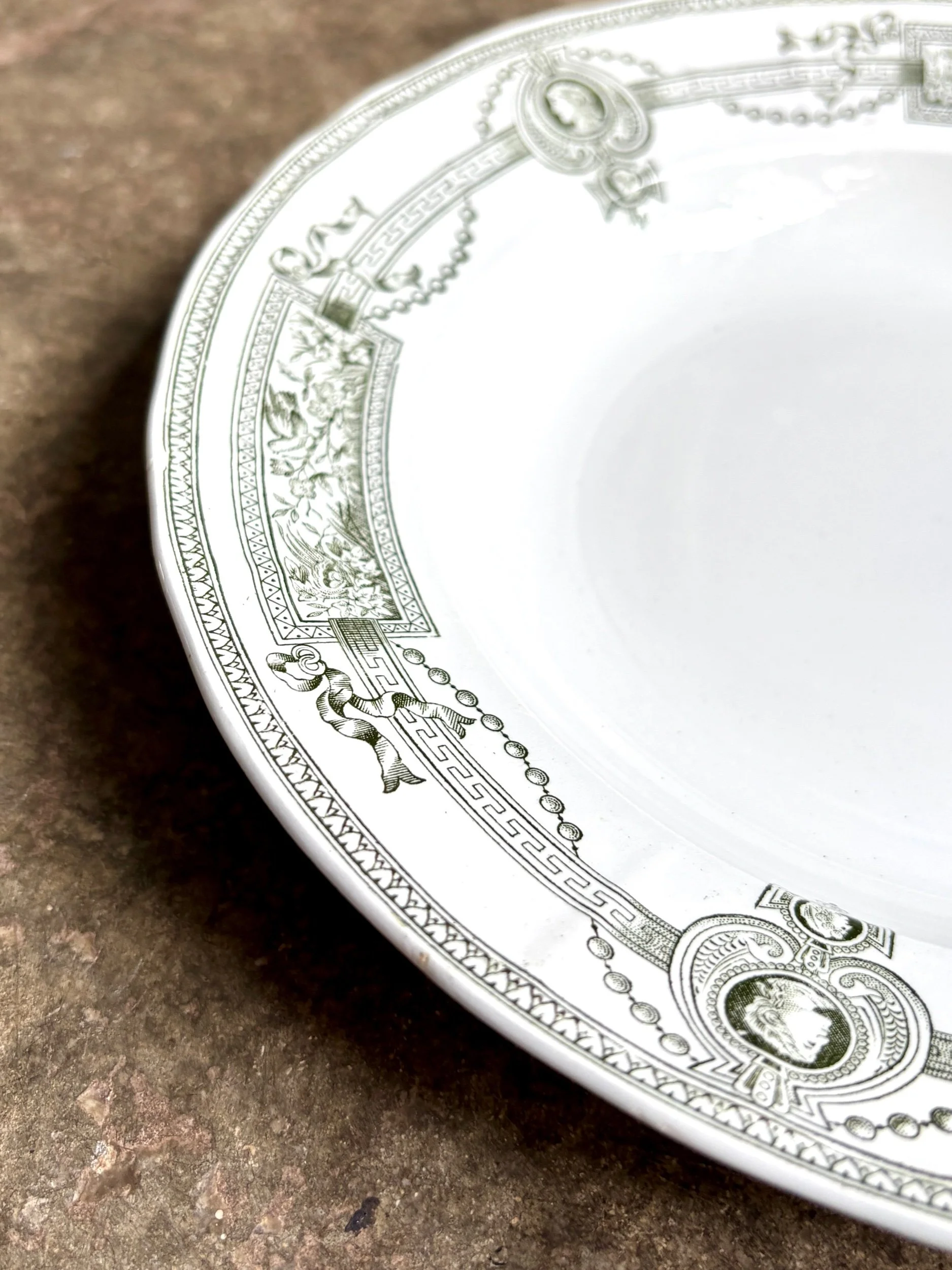 assiette-creuse-terre-de-fer-st-amand-hamage-medaillon-blanc-vert-vaisselle-vintage-axs-design-paris-france