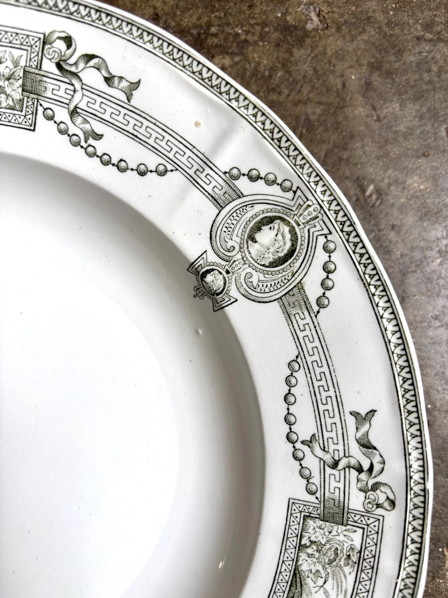 assiette-creuse-terre-de-fer-st-amand-hamage-medaillon-blanc-vert-vaisselle-vintage-axs-design-paris-france