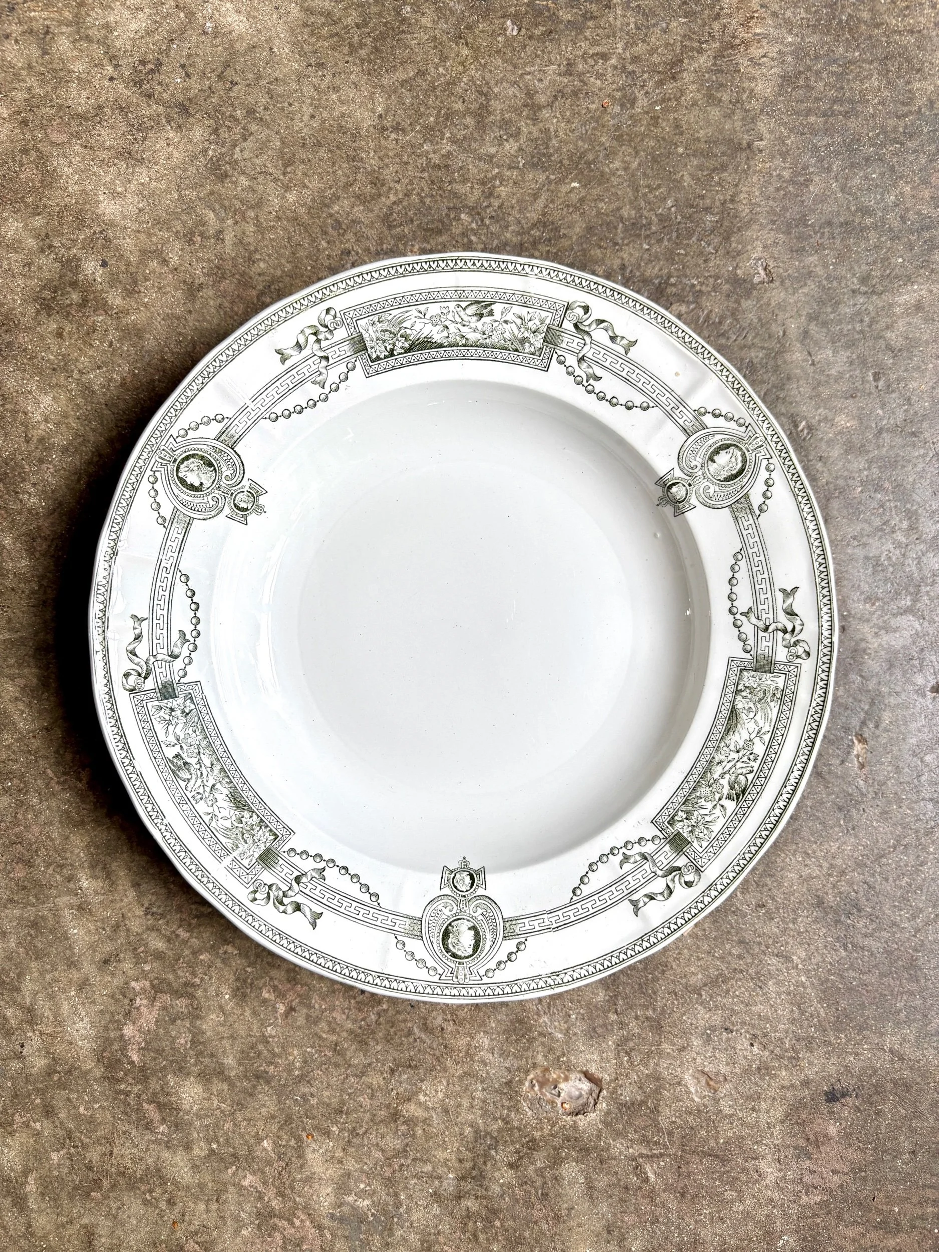 assiette-creuse-terre-de-fer-st-amand-hamage-medaillon-blanc-vert-vaisselle-vintage-axs-design-paris-france