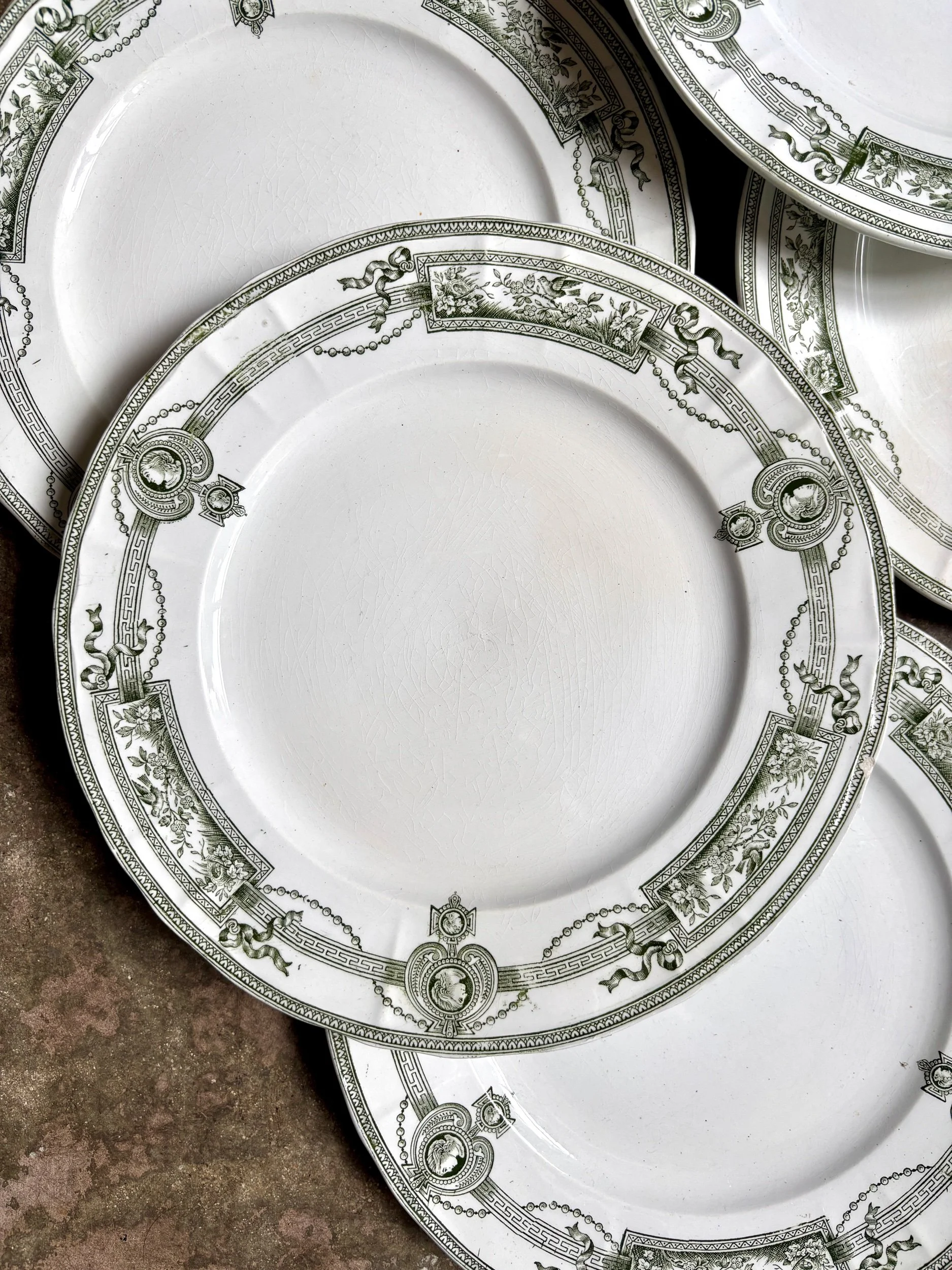 assiettes-entremet-terre-de-fer-st-amand-hamage-medaillon-blanc-vert-vaisselle-vintage-axs-design-paris-france