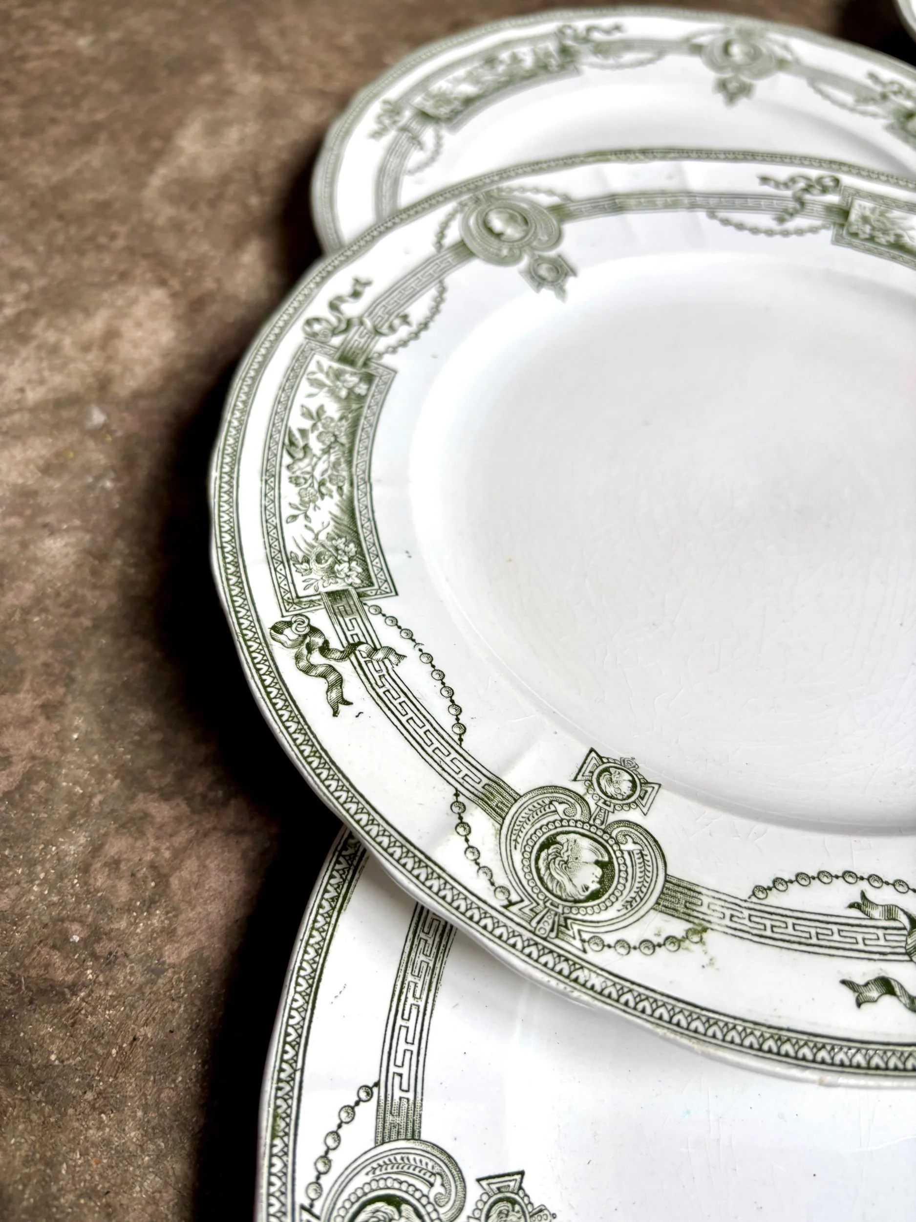 assiettes-entremet-terre-de-fer-st-amand-hamage-medaillon-blanc-vert-vaisselle-vintage-axs-design-paris-france