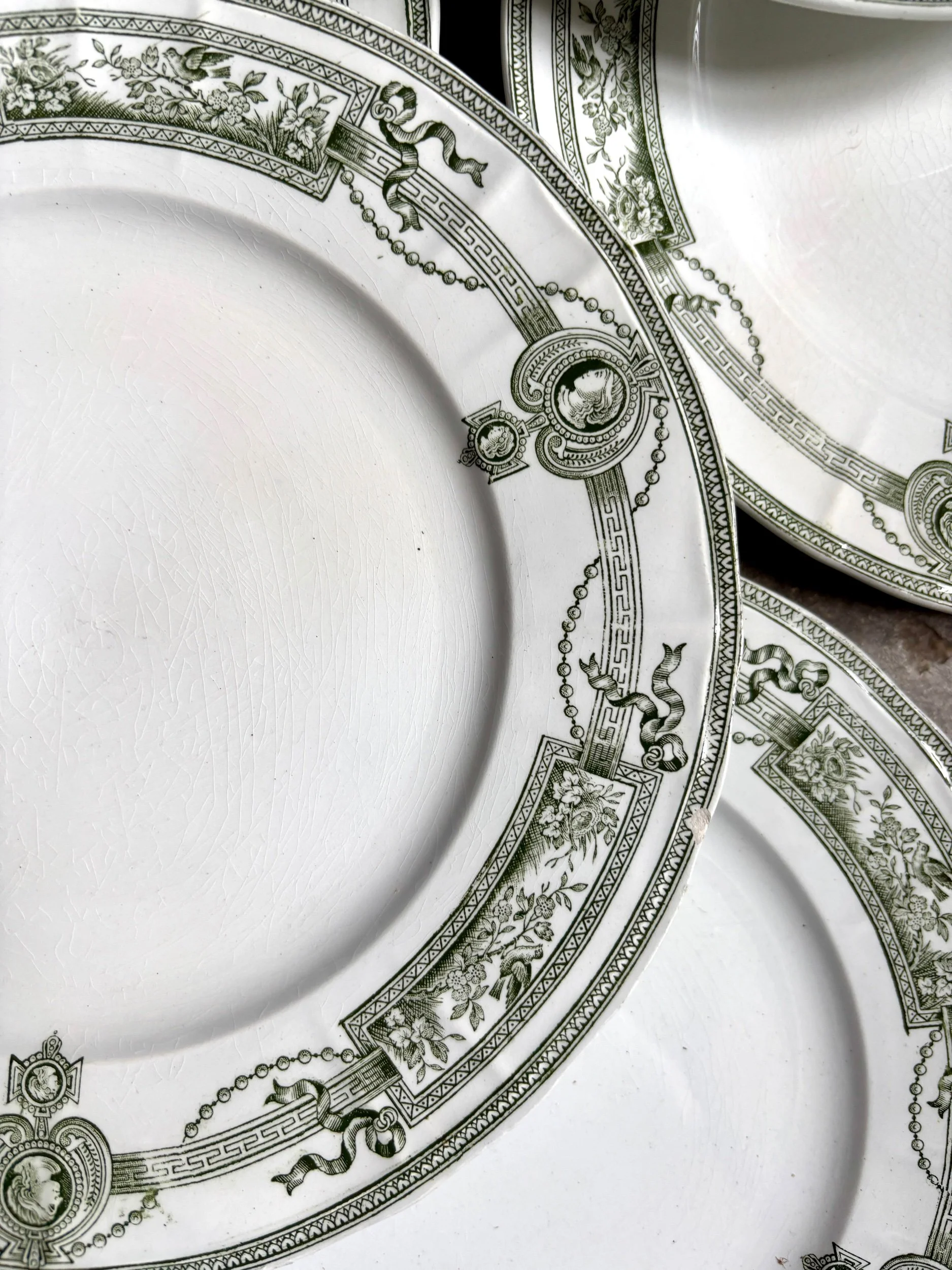 assiettes-entremet-terre-de-fer-st-amand-hamage-medaillon-blanc-vert-vaisselle-vintage-axs-design-paris-france